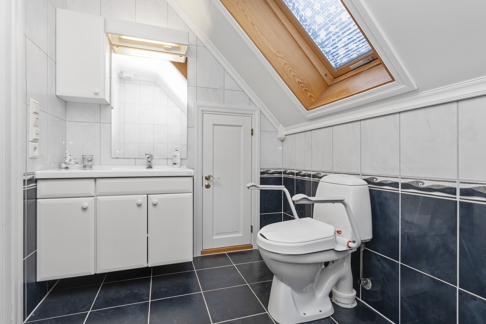 Praktisk rom/kott innforbi dør på badet Galleribilde