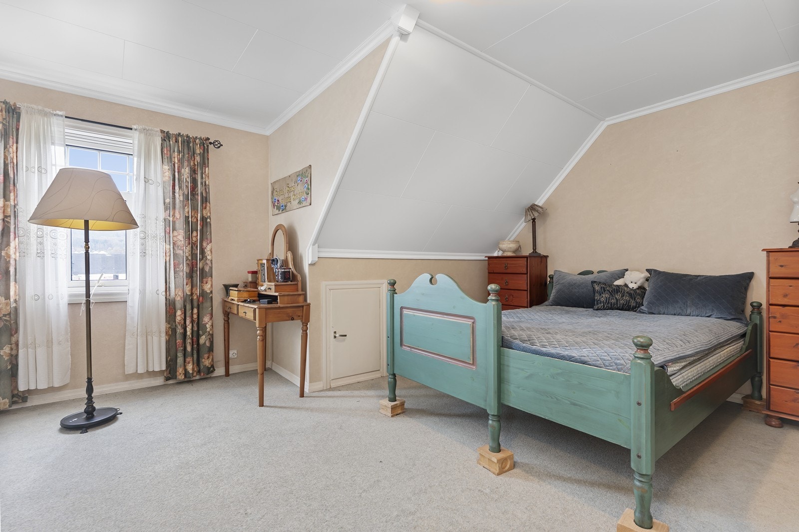 På alle soverommene er det praktiske kott for oppbevaring. Galleribilde