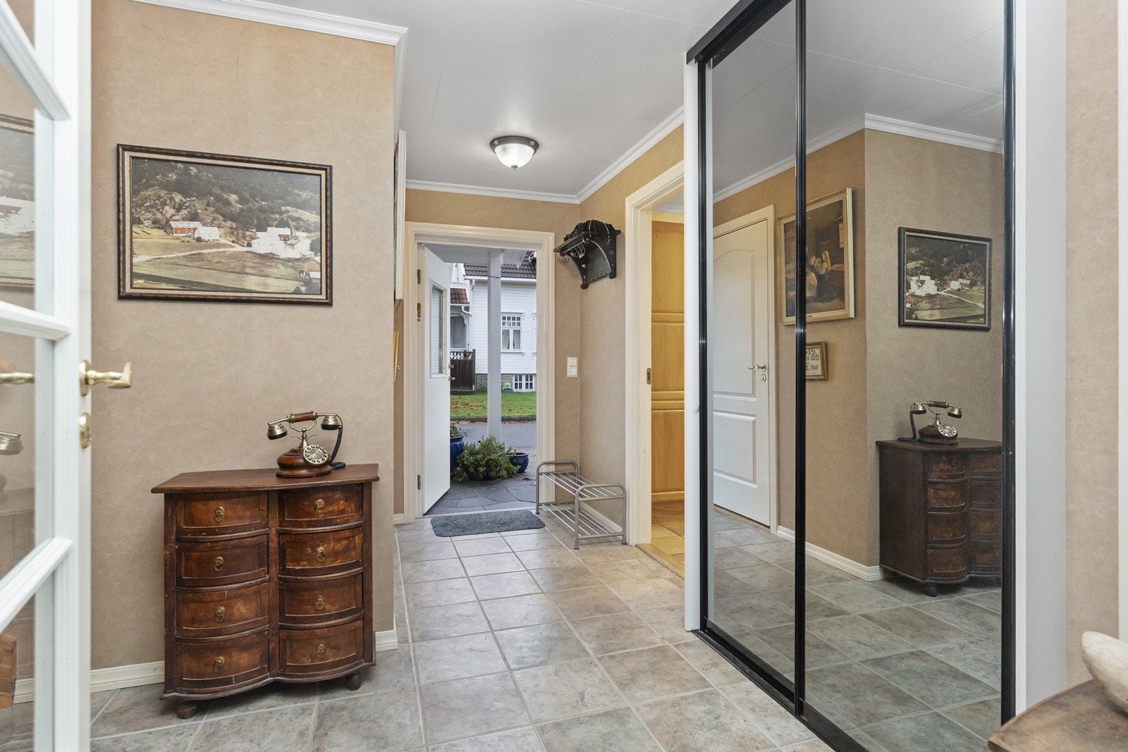 Velkommen inn! Flisebelagt gang med varmekabler og skyvedørsgarderobe Galleribilde