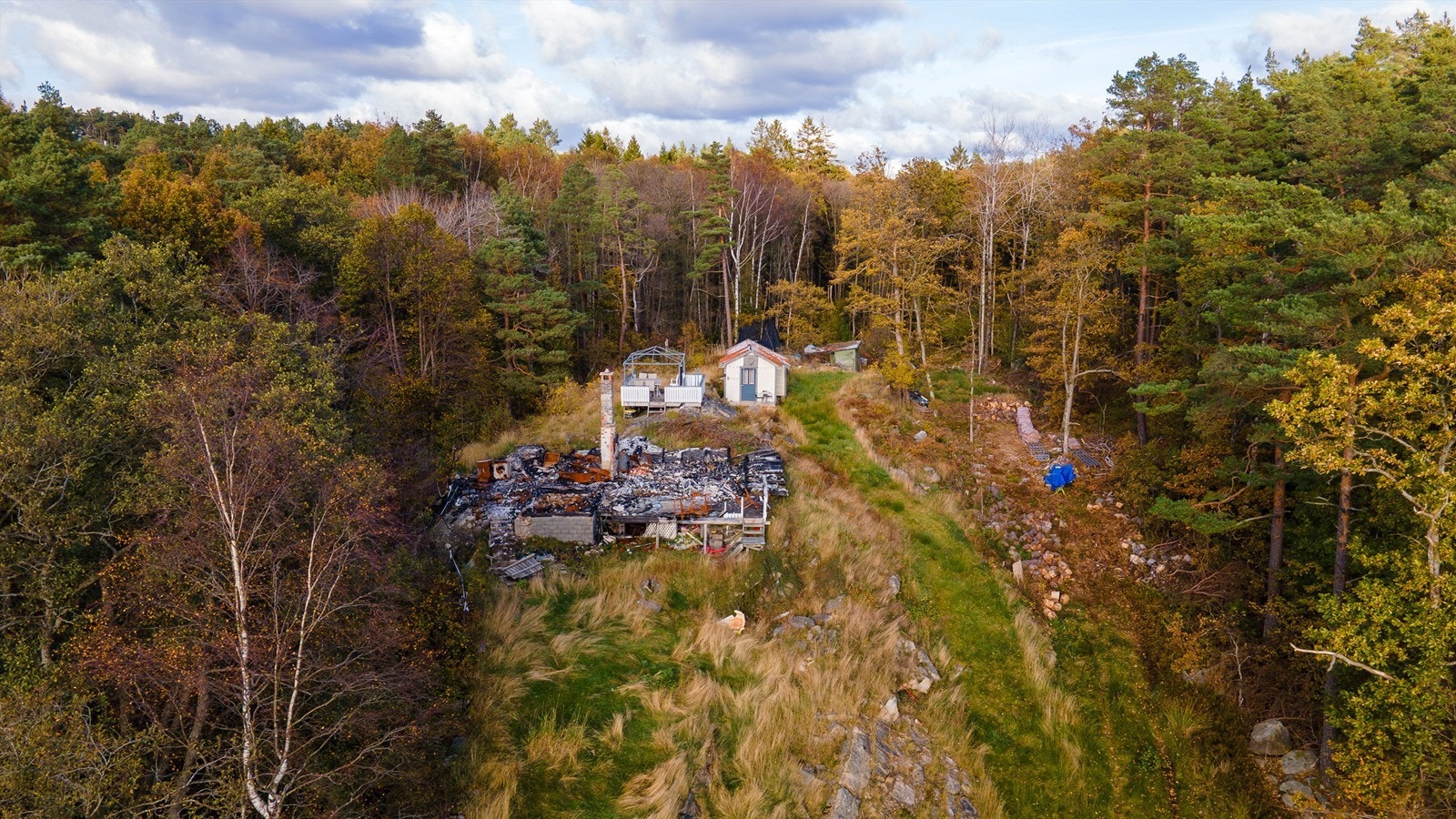 Nedbrent hytte på flott tomt med anneks og vedskjul Galleribilde