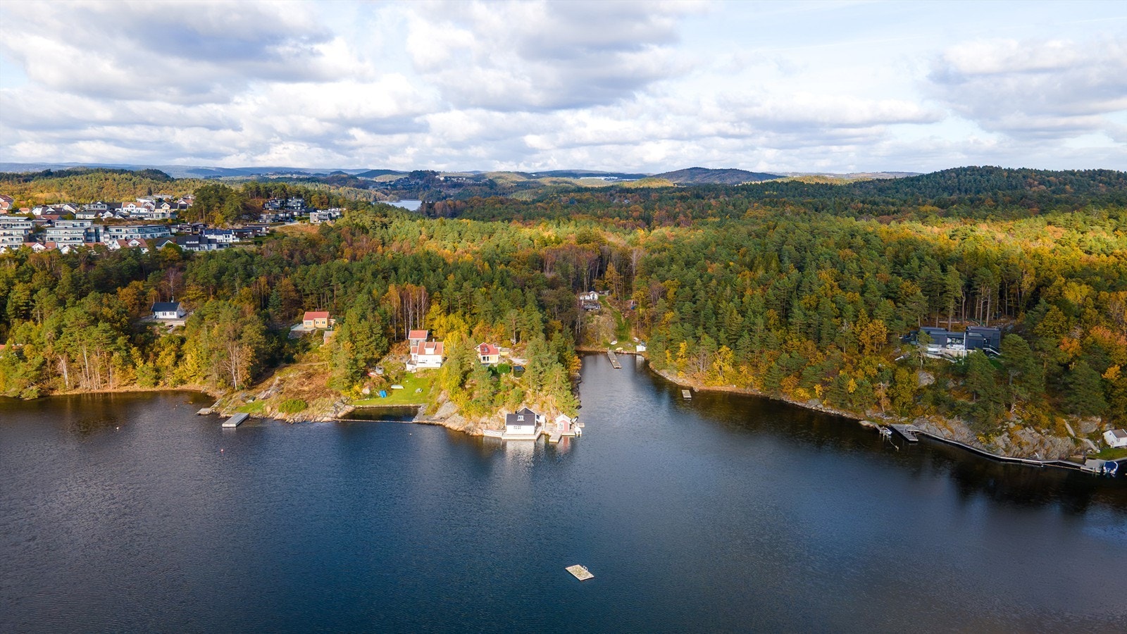 Avskjermet og rolig beliggenhet i idylliske omgivelser, samtidig som du er sentralt til butikker og andre fasiliteter Galleribilde