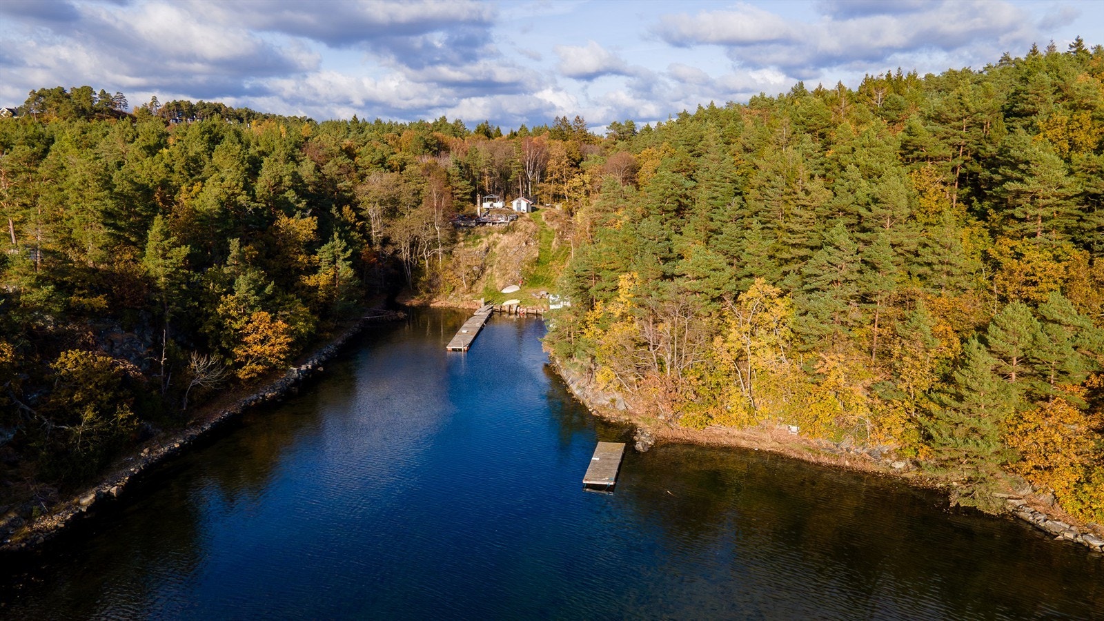 Usjenert med naturskjønne omgivelser på fastland i sjøkanten Galleribilde