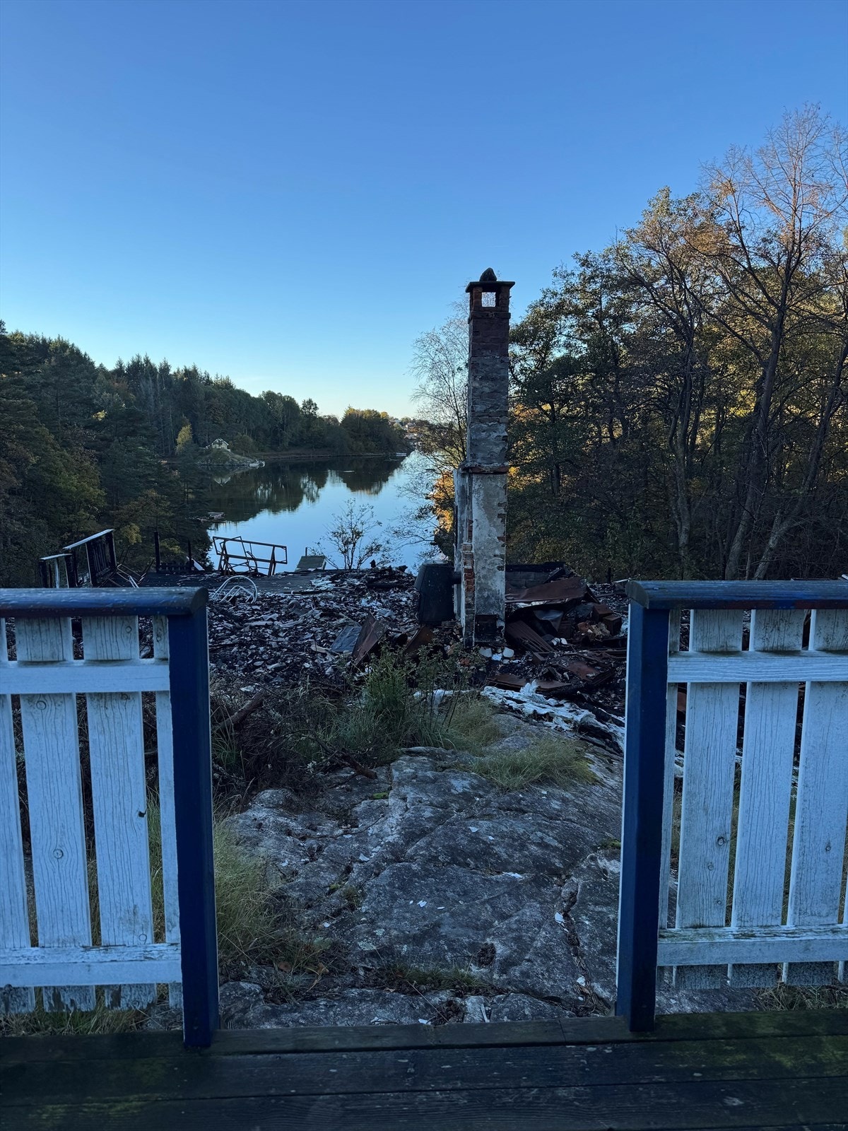 Utsikt fra terrasse i bakkant av nedbrent hytte Galleribilde