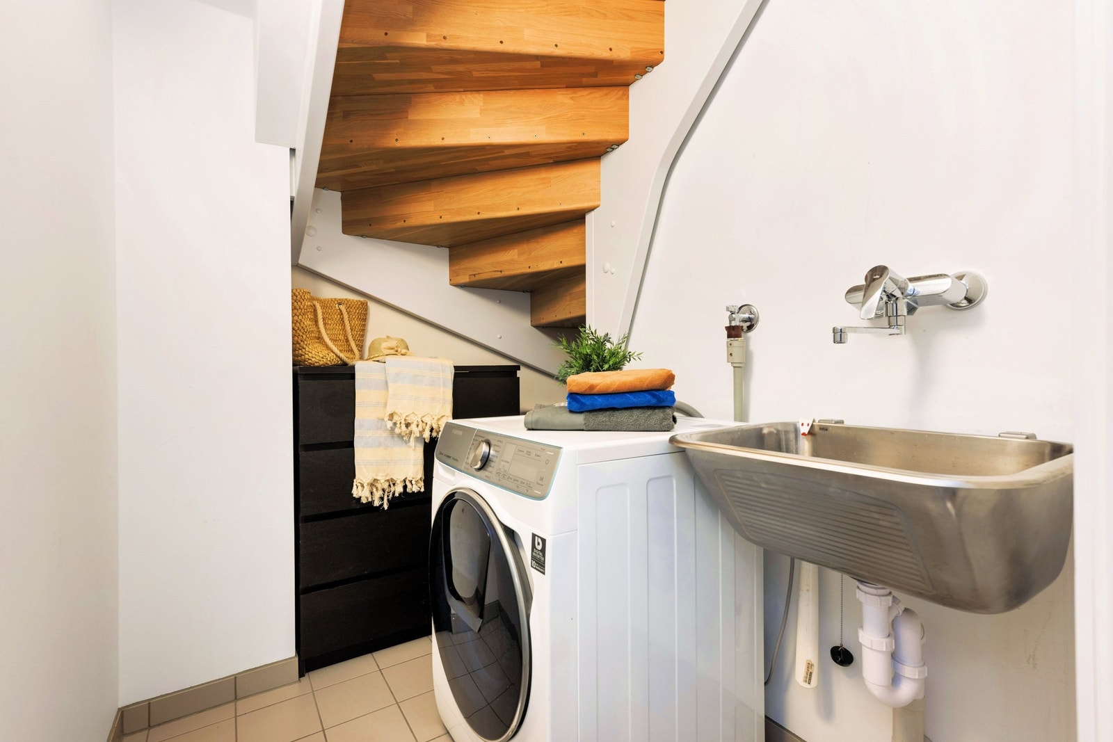 Vaskerom med lagring under trapp Galleribilde