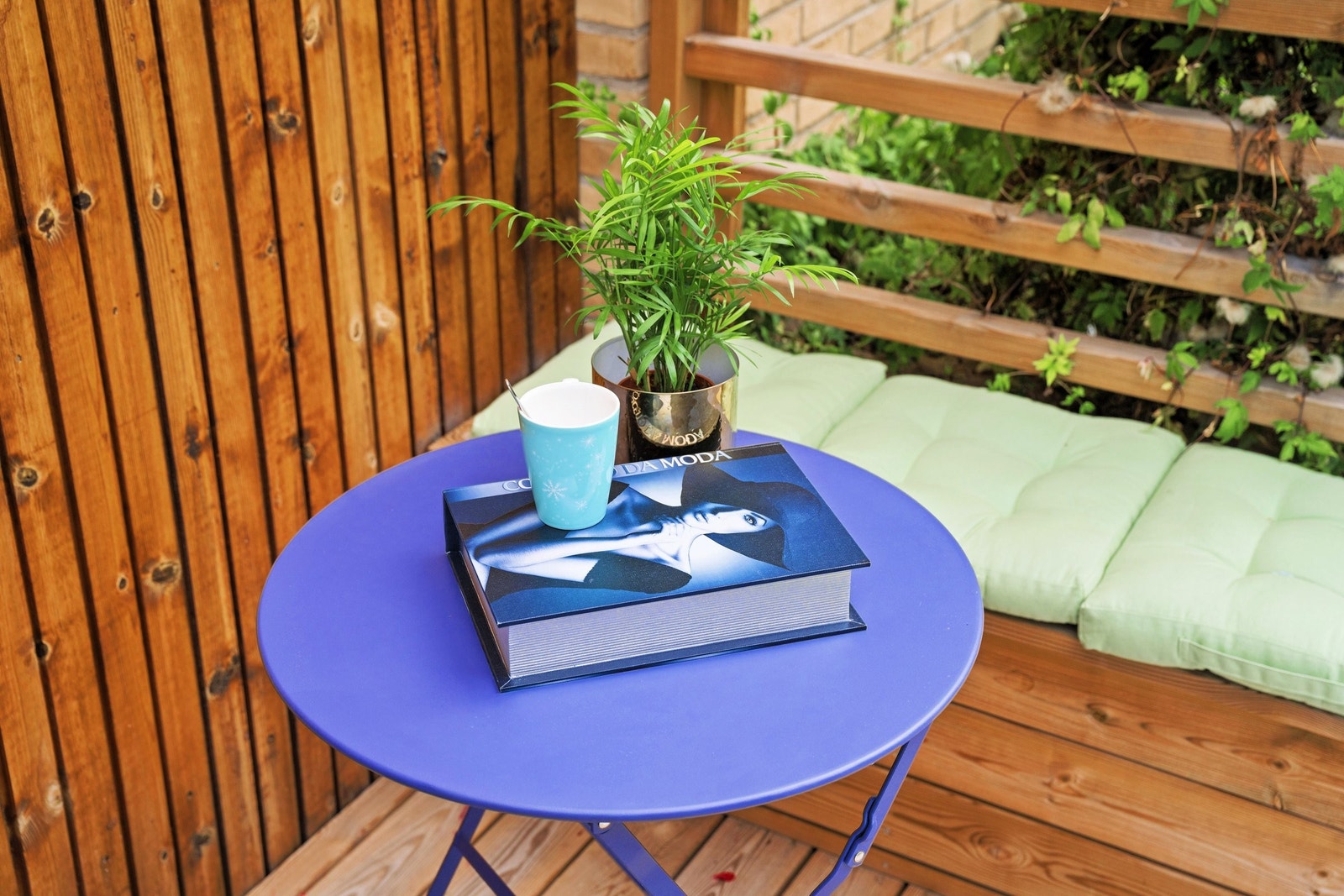 Sittegruppe utenfor inngangsparti Galleribilde