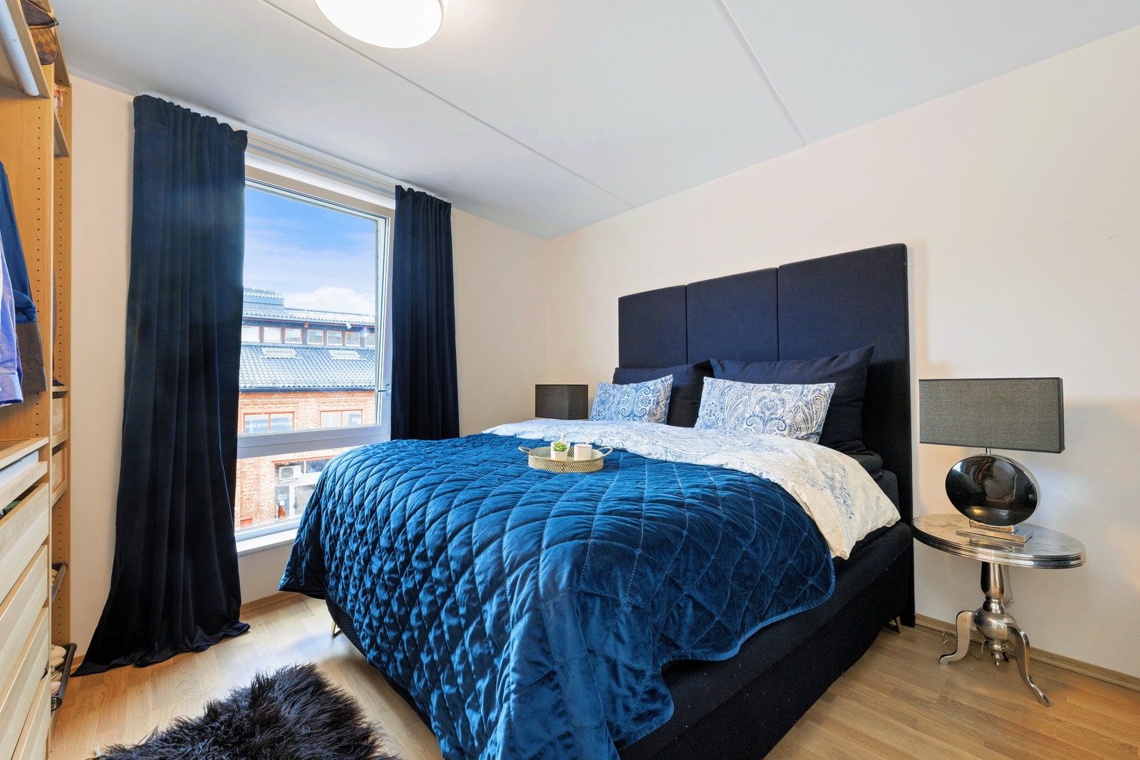 Soverom 1 med innredning og plass til skrivebord Galleribilde