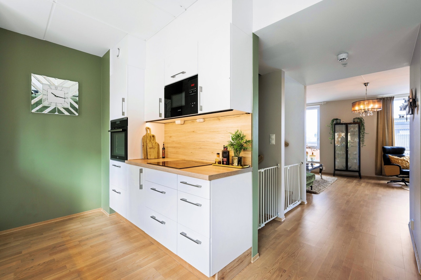 Kjøkken med integrert platetopp og avtrekk. Galleribilde