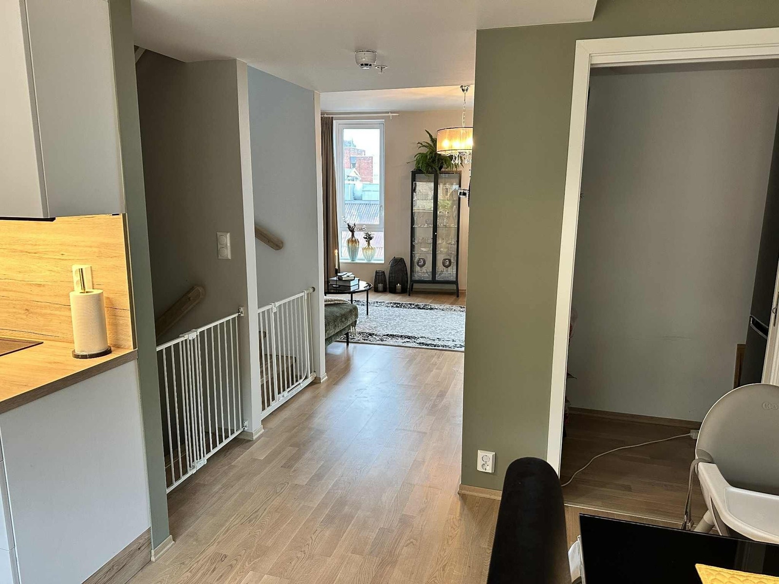 Privat bilde. Matbod til høyre Galleribilde