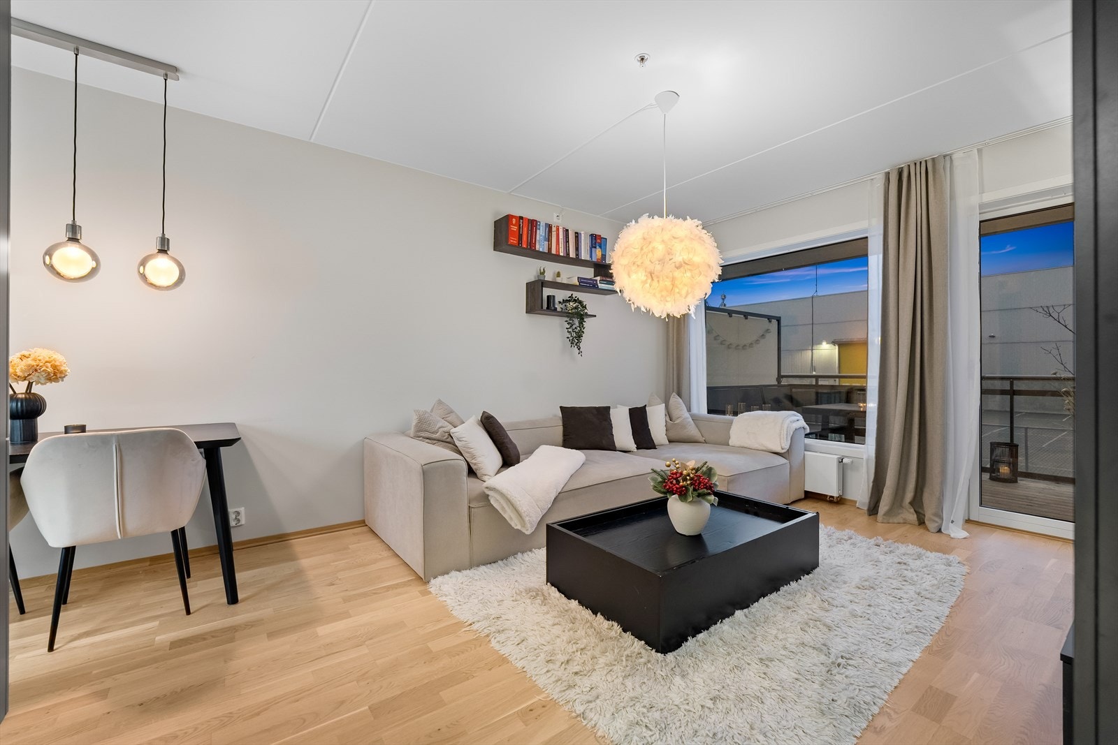 De store vindusflatene slipper inn rikelig med naturlig dagslys, inn i den lyse og innbydende stuen. Galleribilde