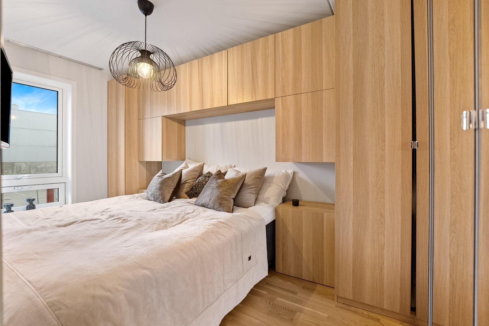 Fra stuen kommer du inn til et lyst og innbydende soverom med store praktiske garderobeløsninger. Galleribilde