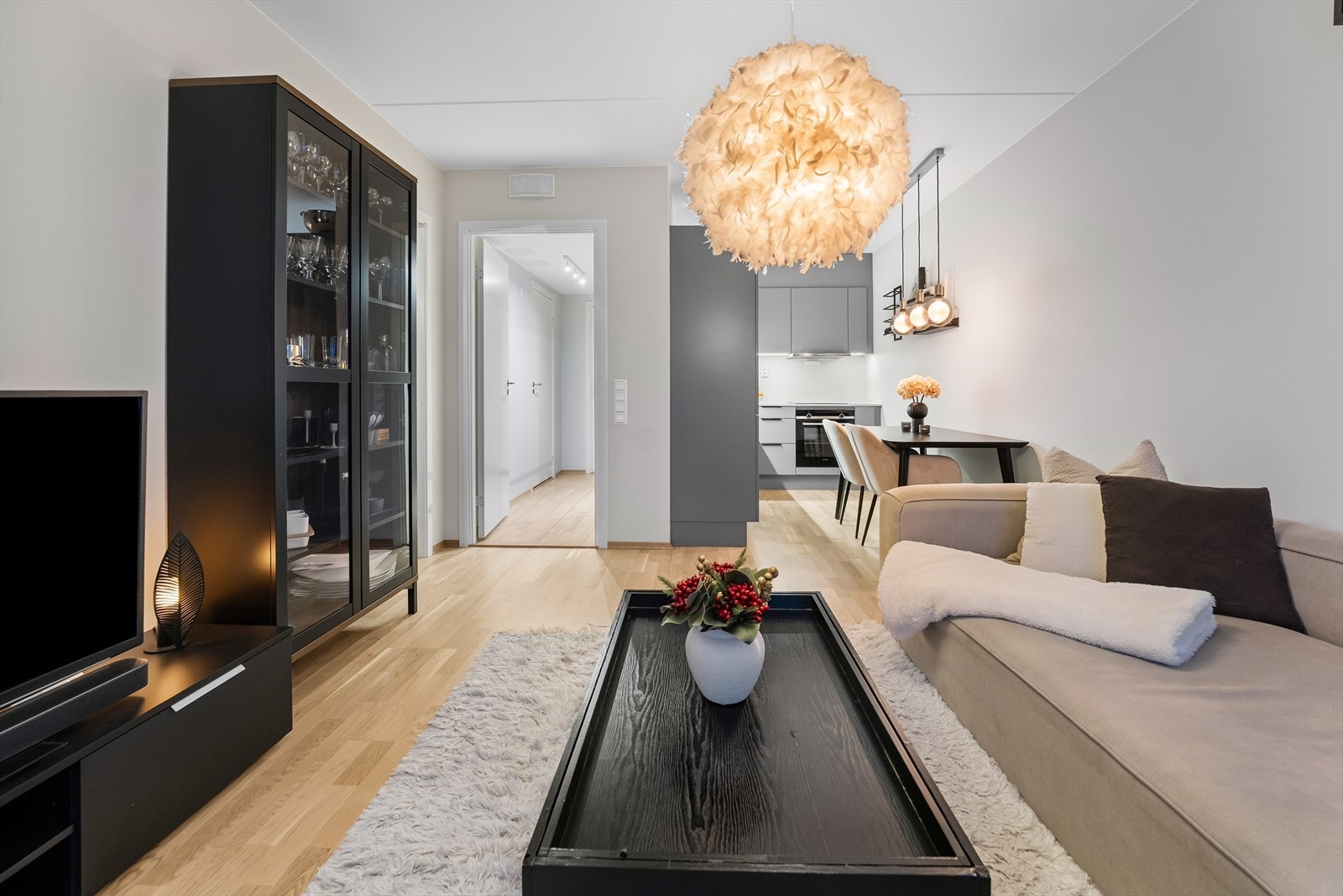 Sammen med kjøkkenet utgjør stuen et åpent, sosialt og innbydende allrom. Galleribilde