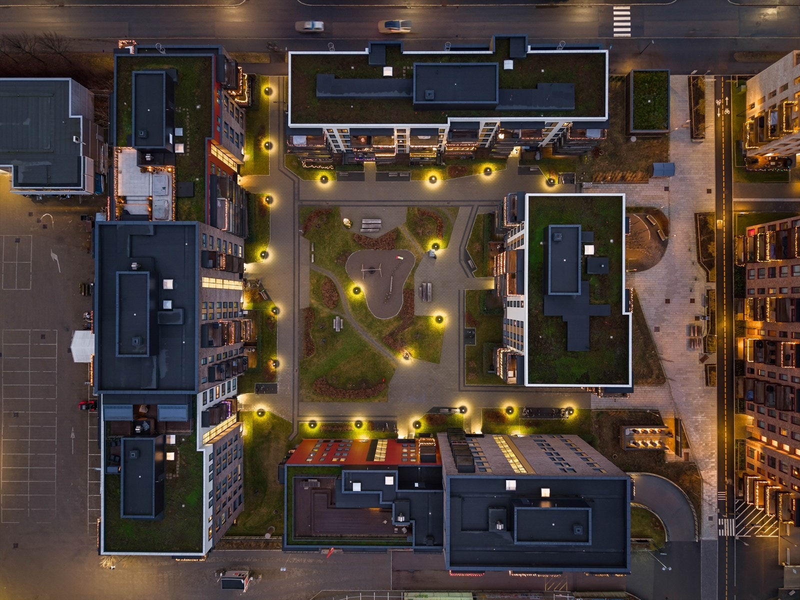 Fine bilfrie fellesområder med lekeplass og sittegrupper. Galleribilde