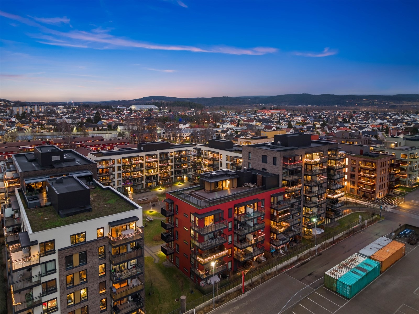 Leiligheten ligger i gangavstand til Lillestrøm stasjon, som er et av Norges mest effektive kollektivknutepunkt. Galleribilde