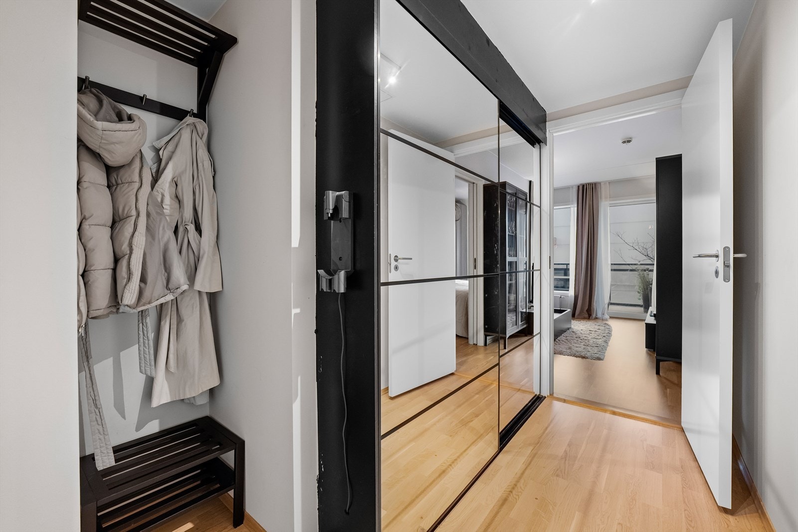 Vel inne kombineres parkettgulv med veggflater malt i lysegrått. Galleribilde