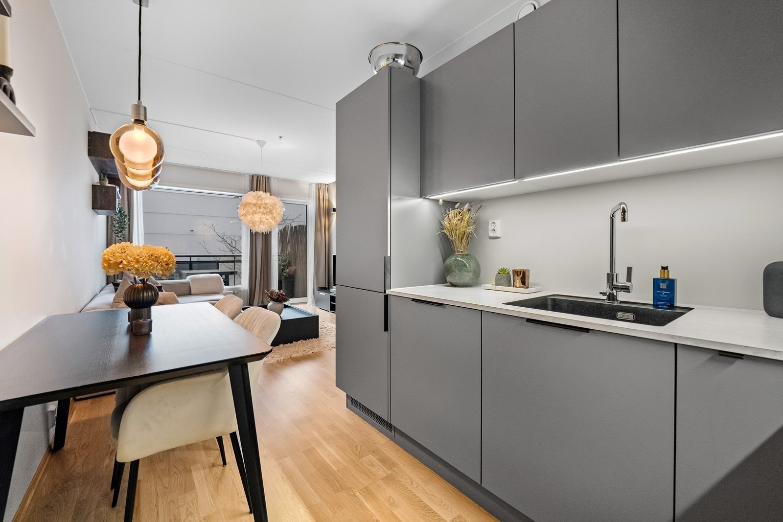 Alle hvitevarene er integrerte, bestående av platetopp, stekeovn, oppvaskmaskin og en kombinert kjøl/frys. Galleribilde