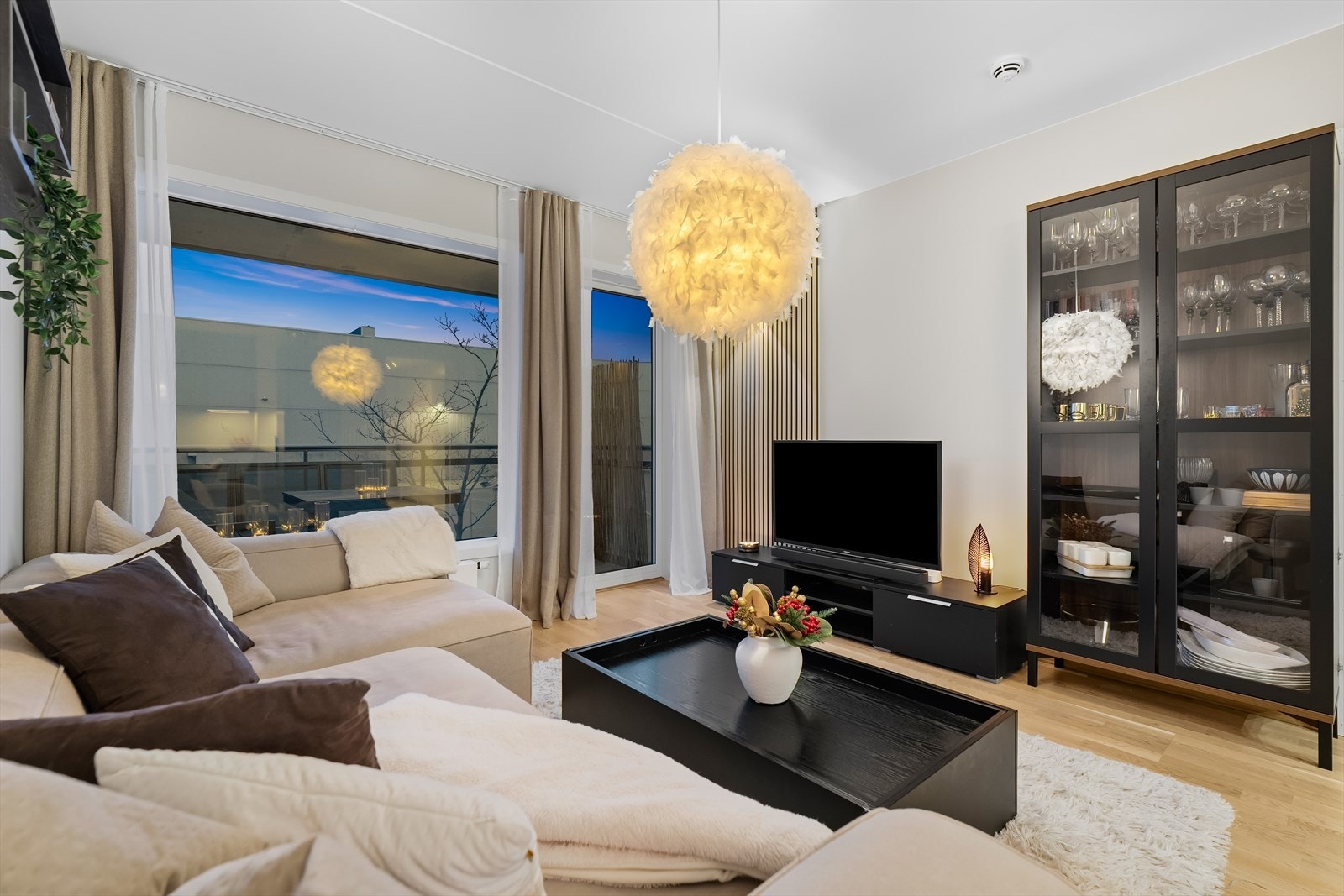 Parkettgulvet er det samme som i entreen, og lysegrå veggflater gir et fint utgangspunkt for innredningen. Galleribilde