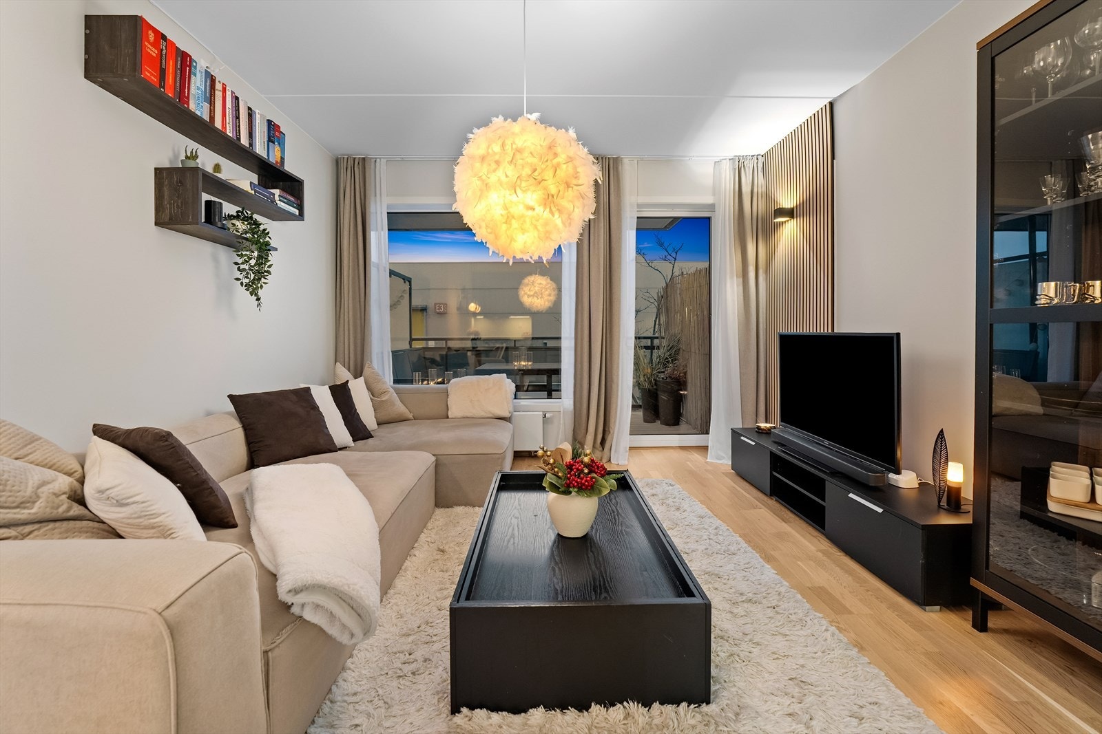 Arealeffektiv stue med plass til romslig sofaløsning. Galleribilde