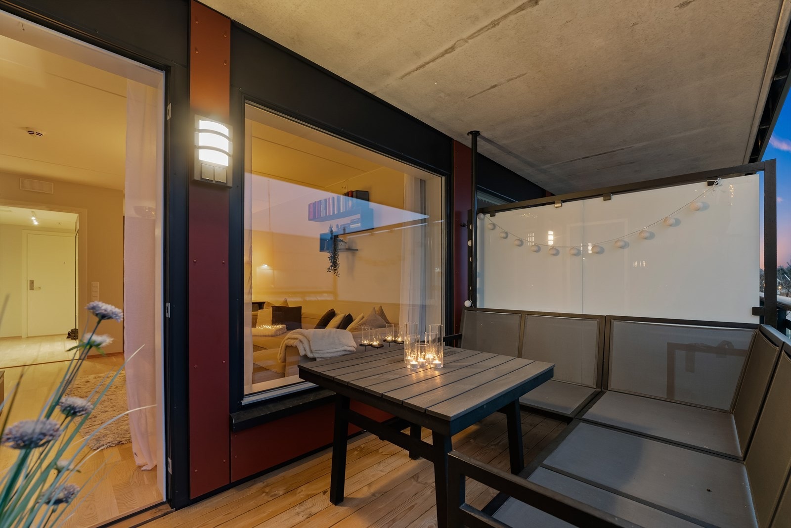 Belysning er montert, og balkongen har glassrekkverk og levegger mot naboene. Galleribilde