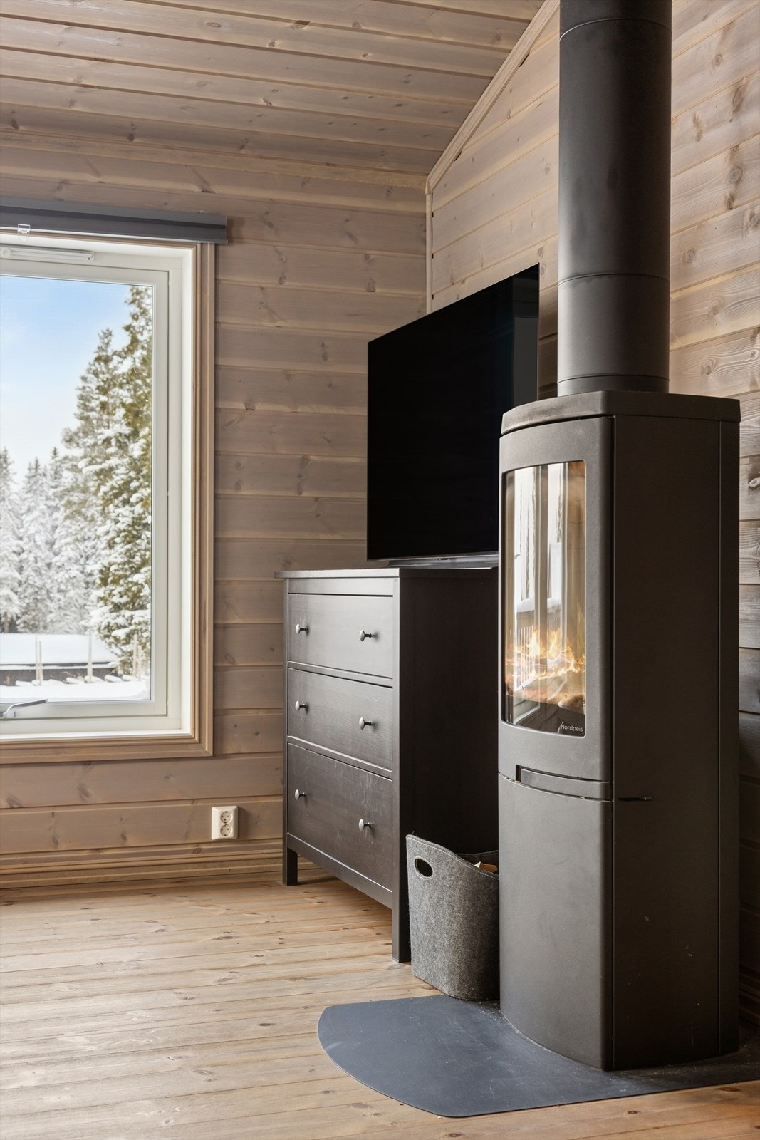 Sentralt plassert er peisen som bidrar til varme, og den rette hyttekosen. Galleribilde