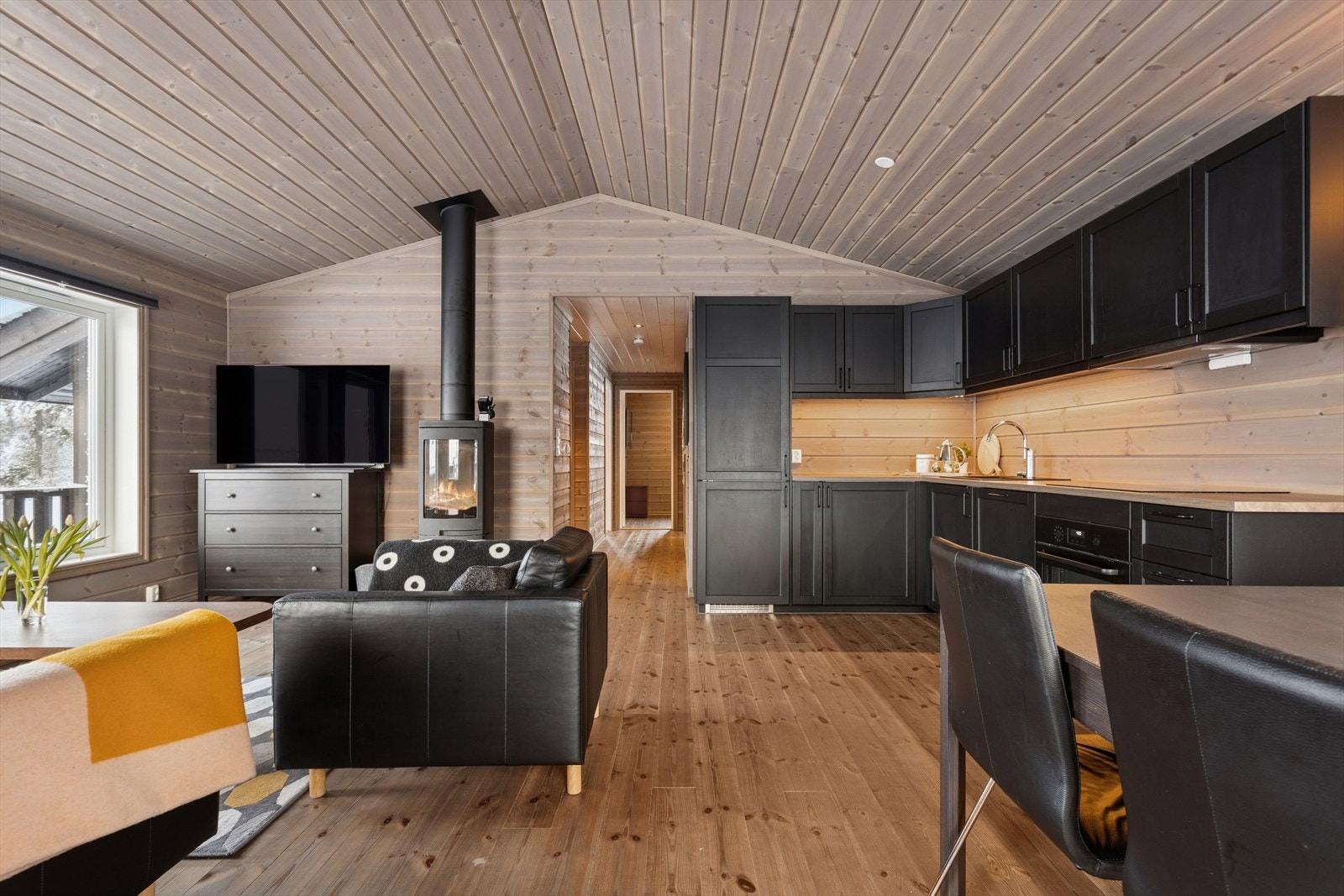 Åpen løsning mellom stue og kjøkken gir en sosial atmosfære. Galleribilde