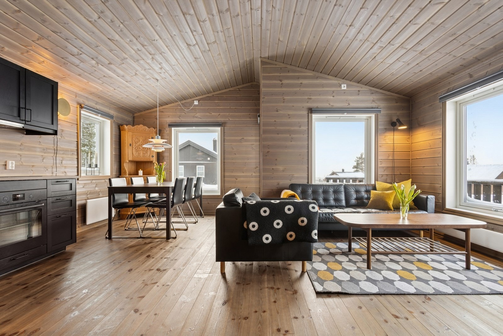 I hjertet av hytta finner du en romslig og lys stue med gode møbleringsmuligheter. Galleribilde