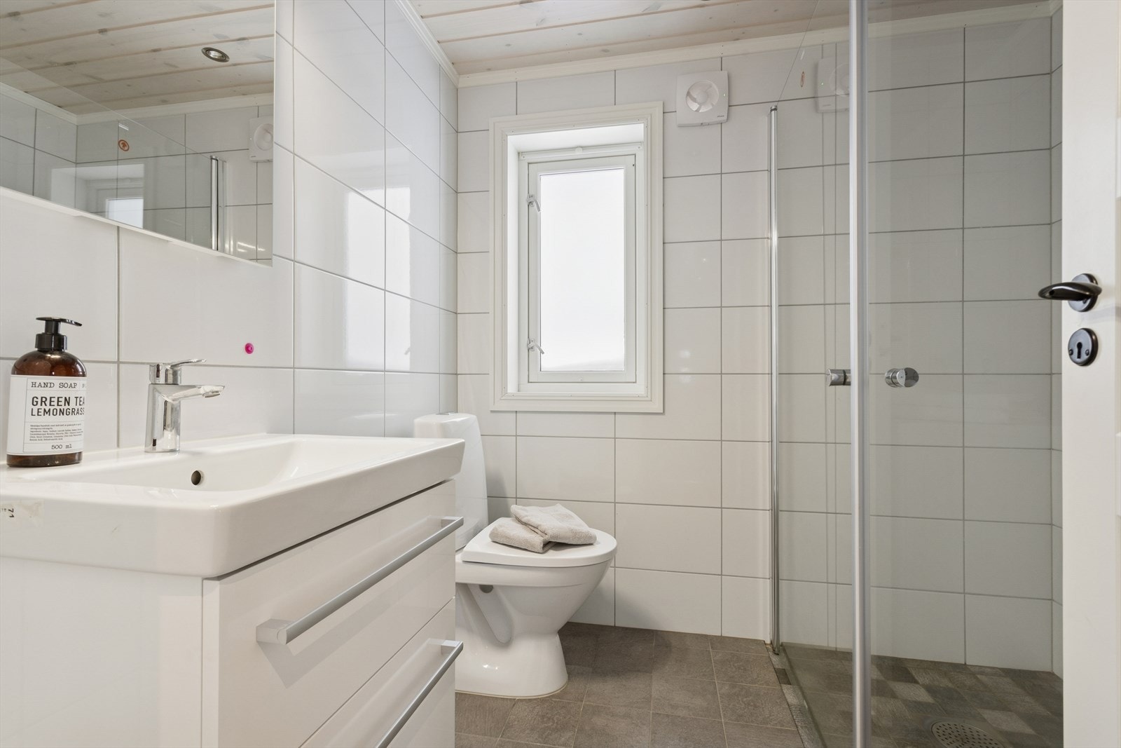 Flislagt baderom med elektriske varmekabler sørger for en behagelig gulvvarme. Downlights i himlingen for en behagelig belysning. Galleribilde