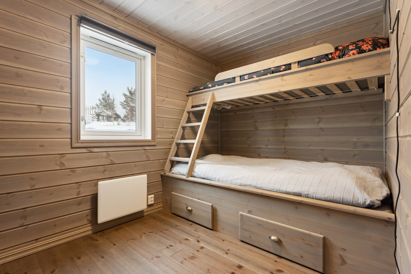 Plassbesparende køyeseng med integrerte skuffer gir god oppbevaringsmulighet. Galleribilde