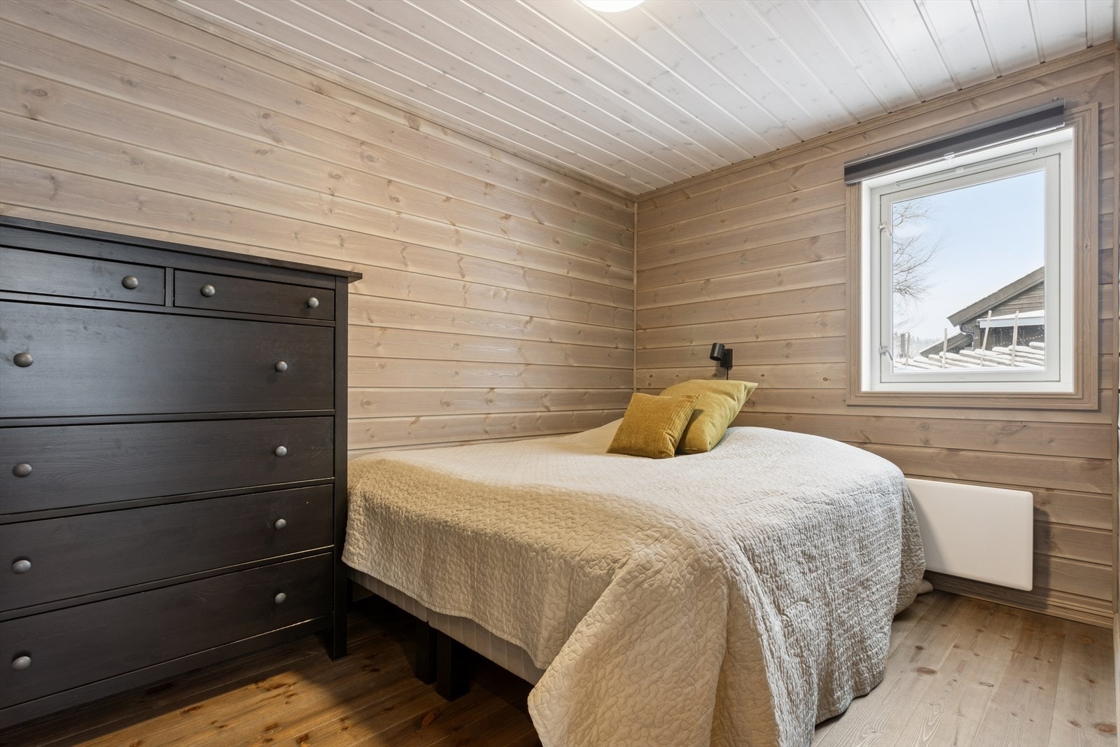 Soverommet har plass til dobbeltseng og en romslig kommode. Galleribilde