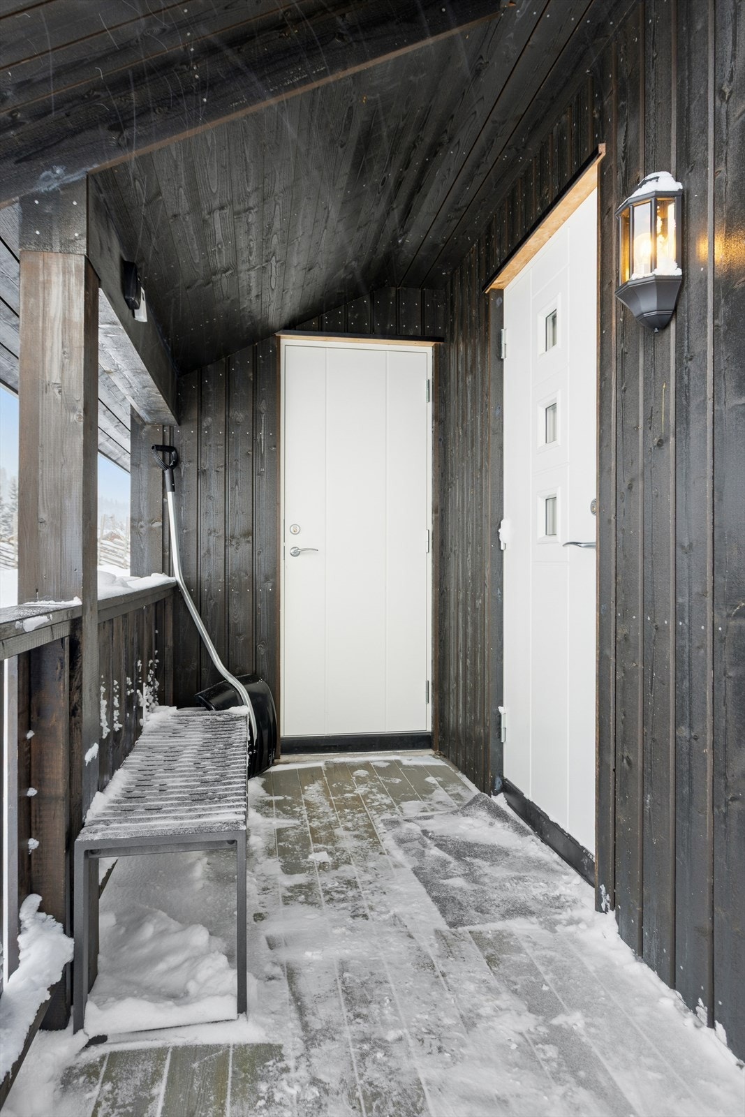 Overbygget inngangsparti med tilgang til utvendig bod. Praktisk og lettvint! Galleribilde