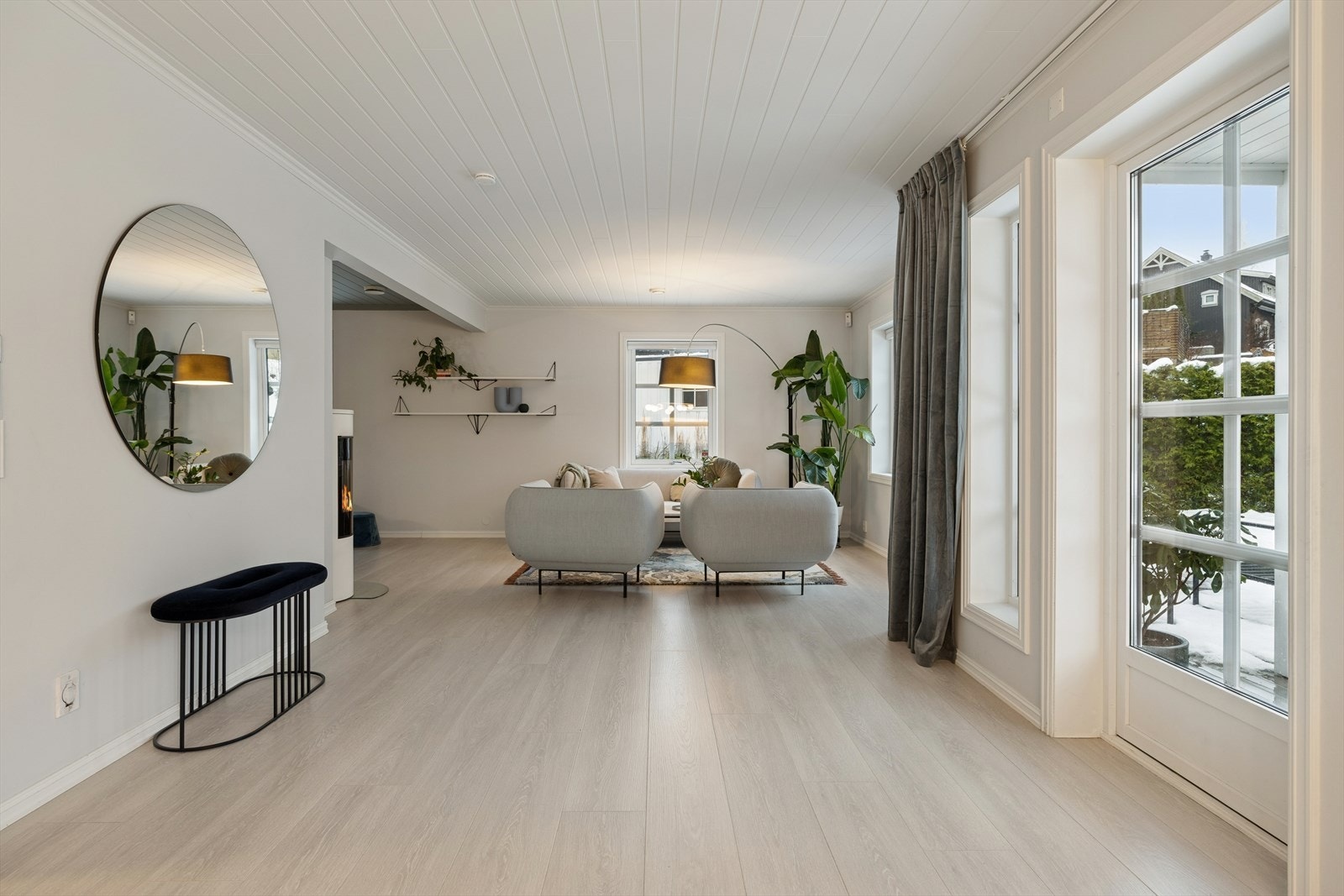 Stuen fremstår som lys, luftig og gjennomført. Galleribilde