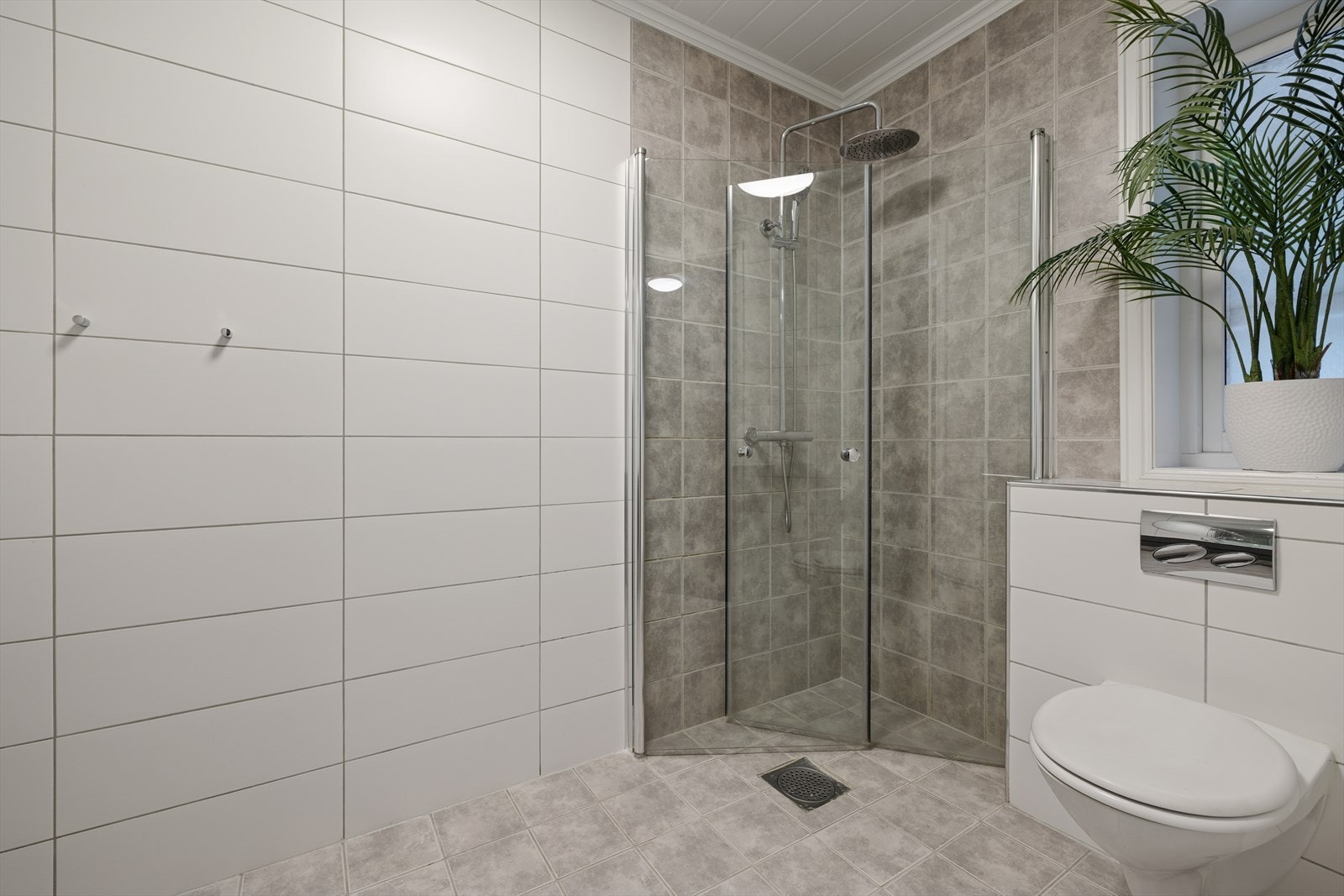 Badet i første etasje er fra 2010 har flislagte overflater, vannbåren gulvvarme og balansert ventilasjon. Galleribilde