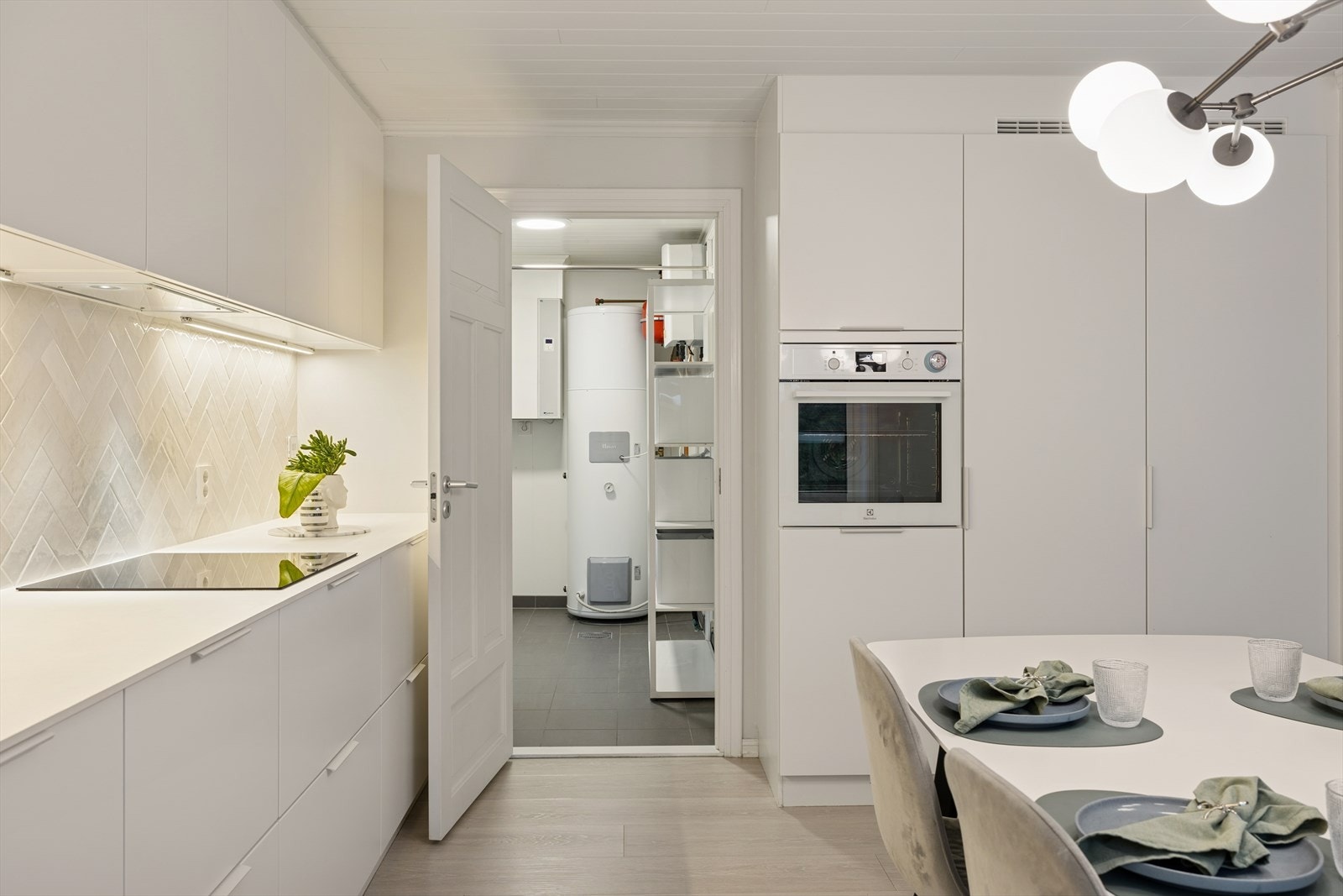 Det er direkte forbindelse mellom kjøkkenet og vaskerommet. Galleribilde