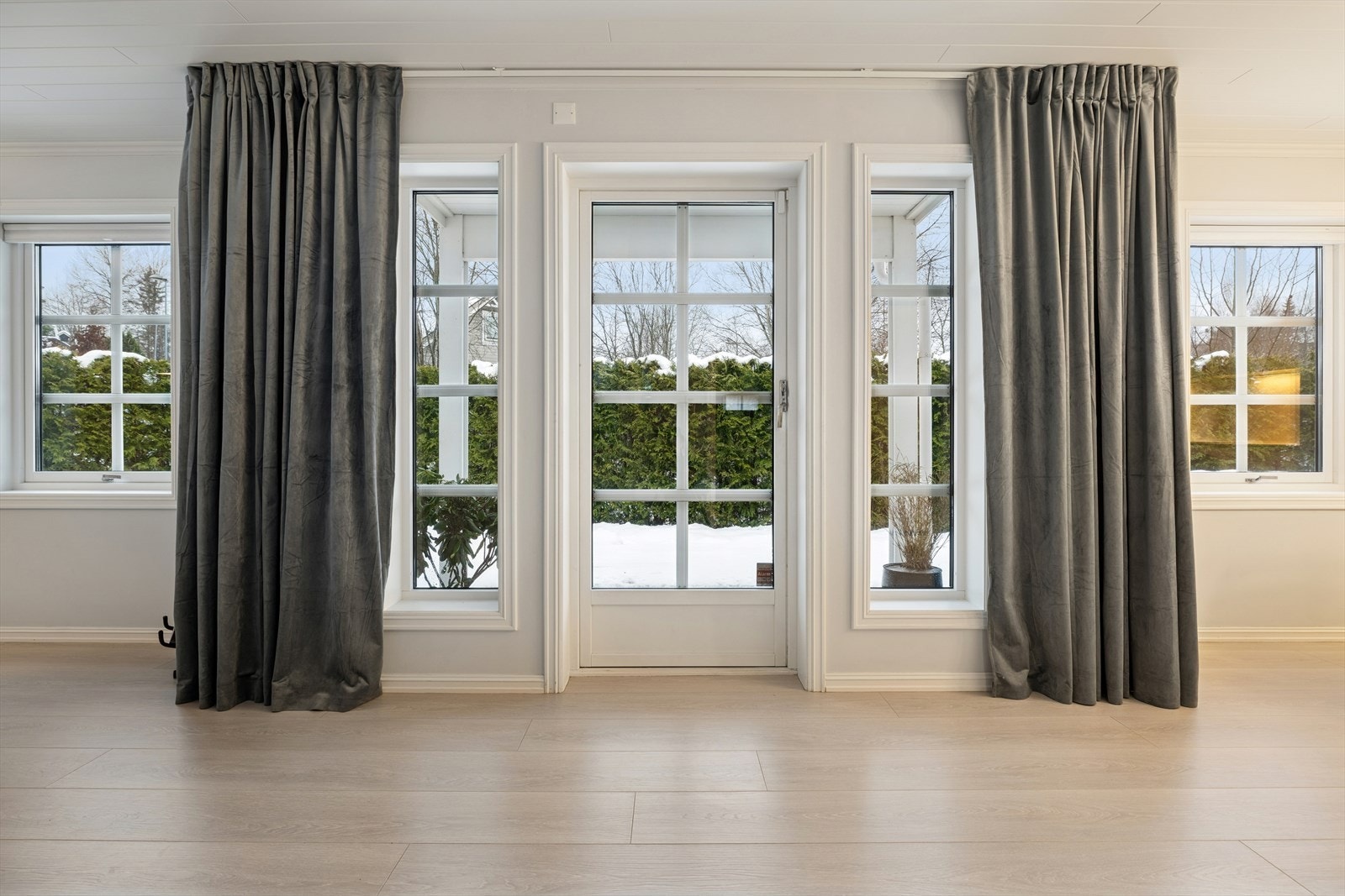 Utgang til hagen fra stuen gir enkel tilgang til uteområdet. Galleribilde