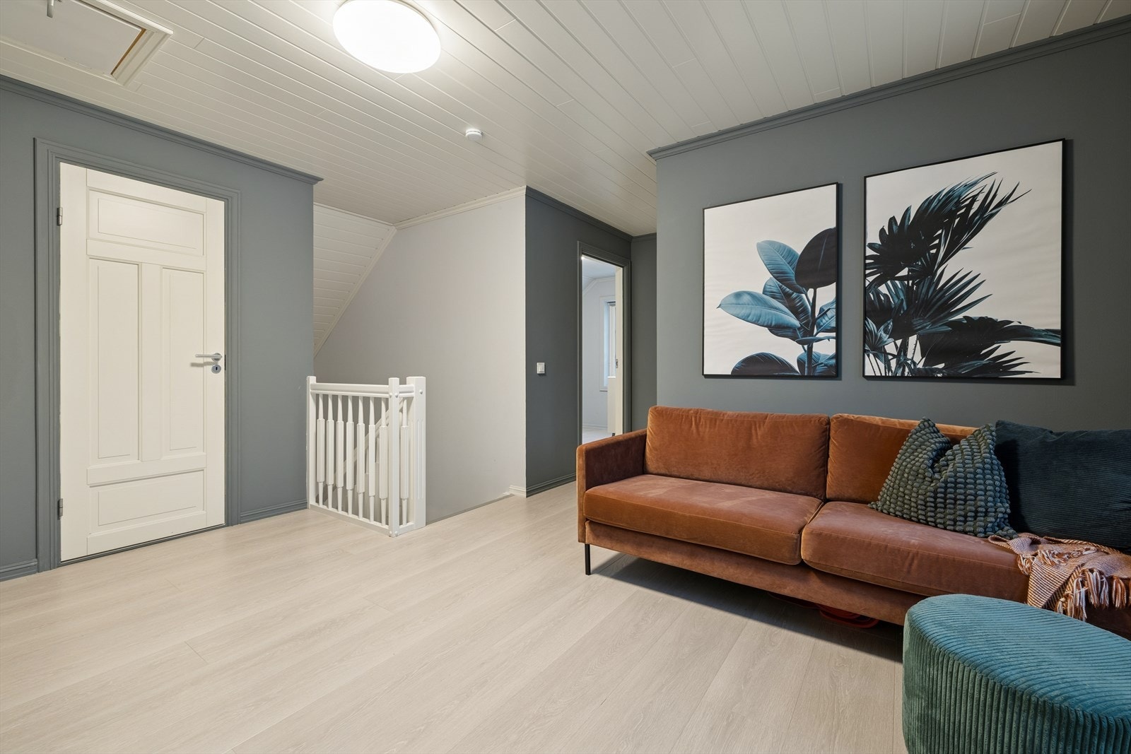 Stue i 2.etasje som enkelt kan bli det perfekte oppholdsrommet for liten og stor. Boden i 2. etasje benyttes som walk-in closet. Galleribilde