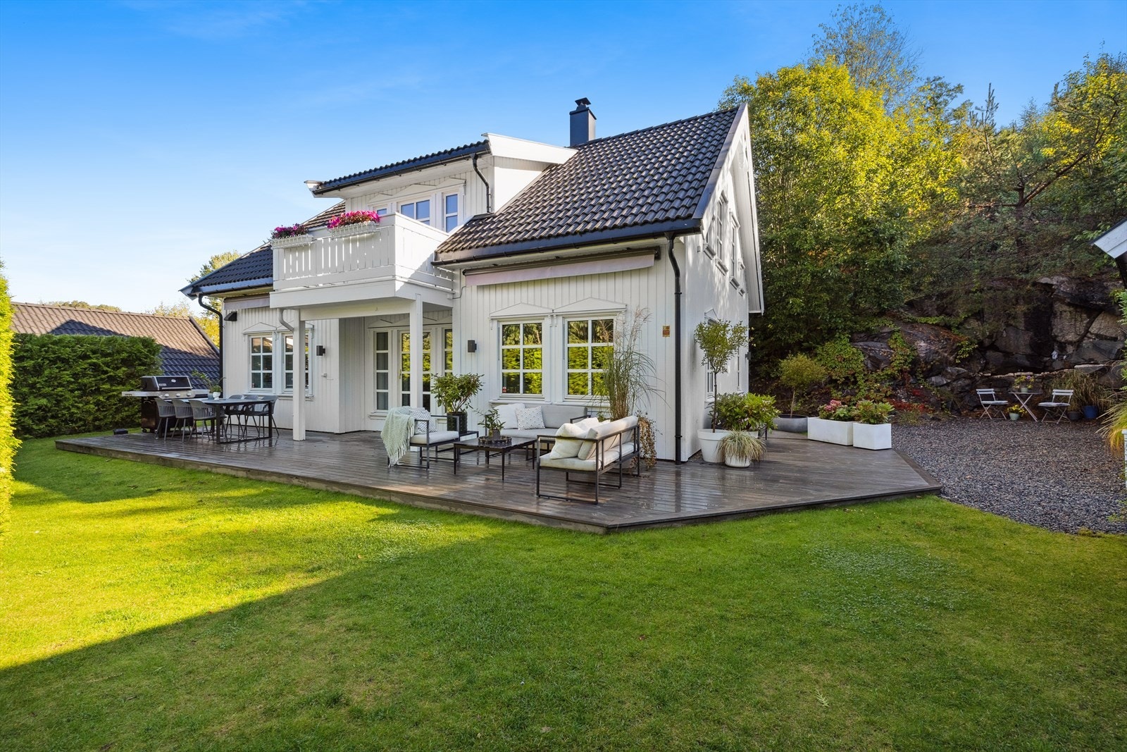 Frodig og romslig hage som inviterer til både lek og avslapning. Galleribilde