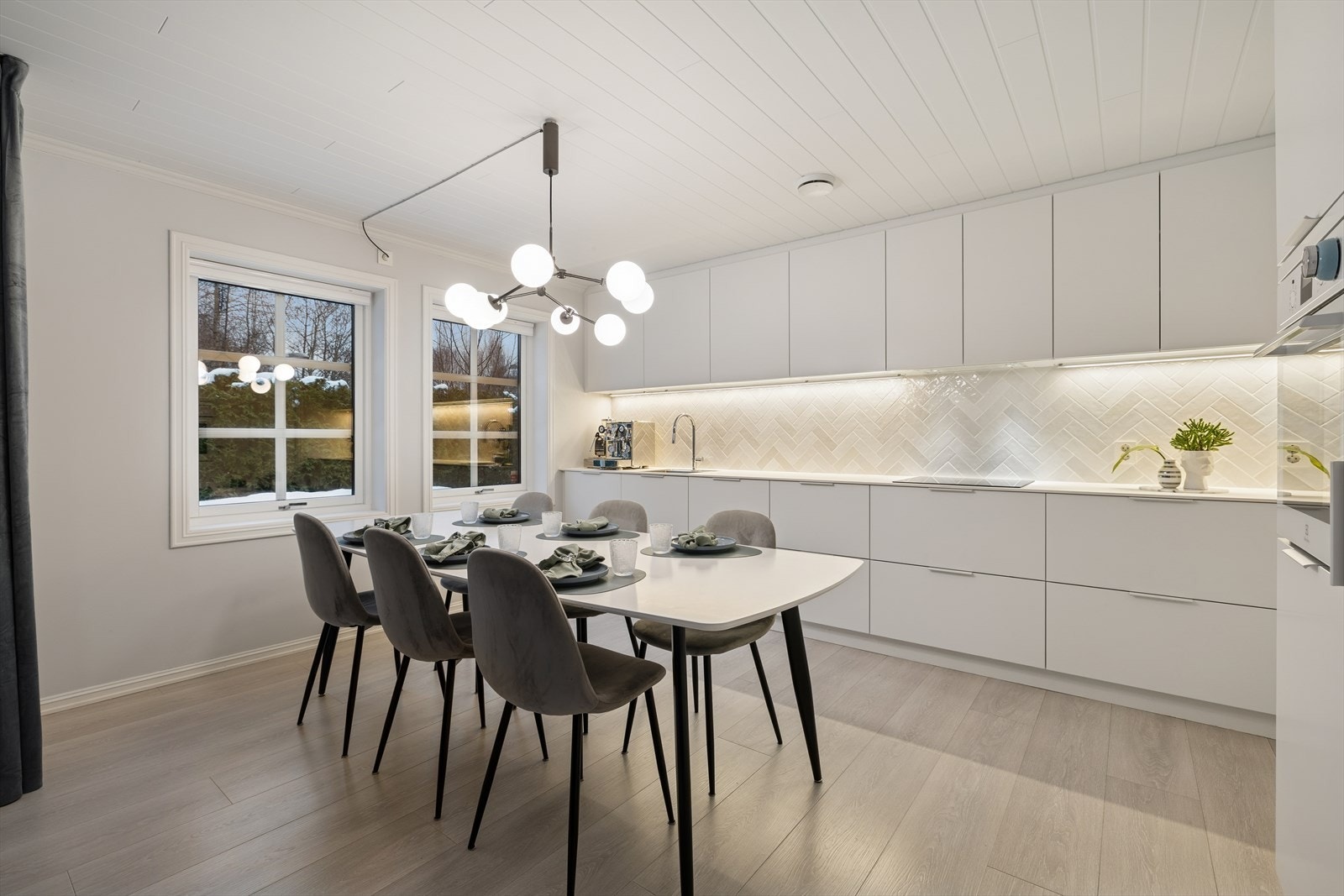 Kjøkkenet har en lekker og tidløs Quick innredning fra 2024. Galleribilde