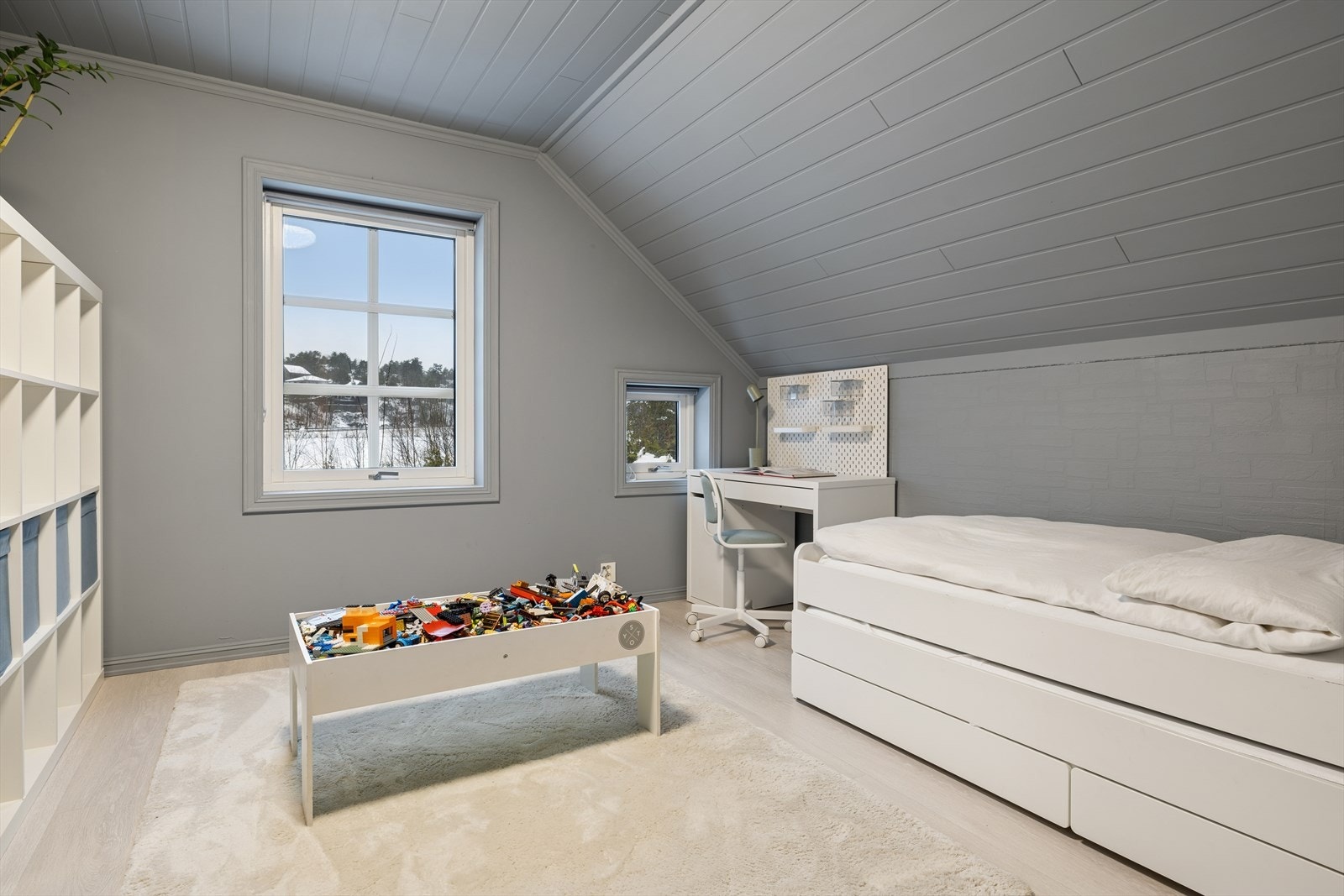 Lyst og romslig soverom. Galleribilde