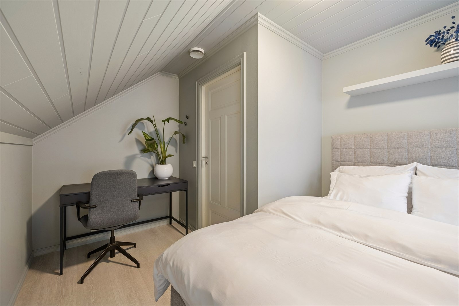 Det er plass til en liten arbeidsstasjon ved siden av sengen på det ene soverommet. Galleribilde