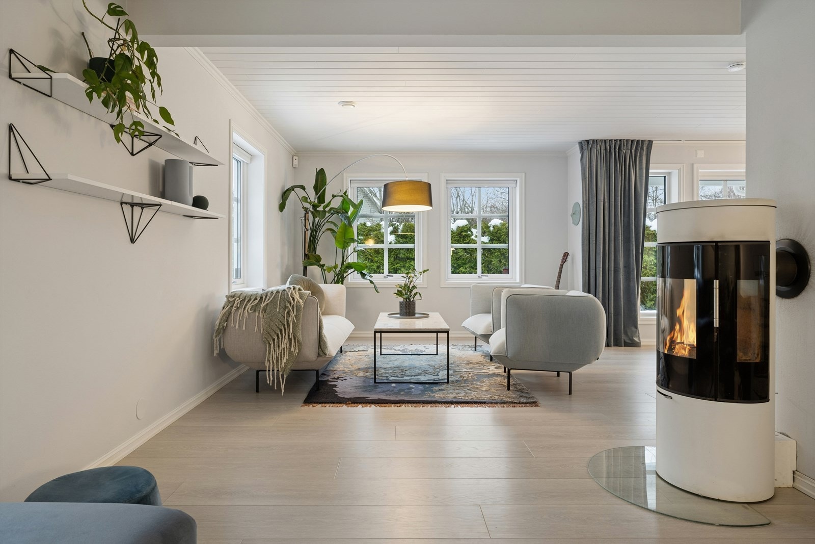 Pen parkett på gulvet, og lysmalte vegger er gjennomgående i hele boligen. Galleribilde