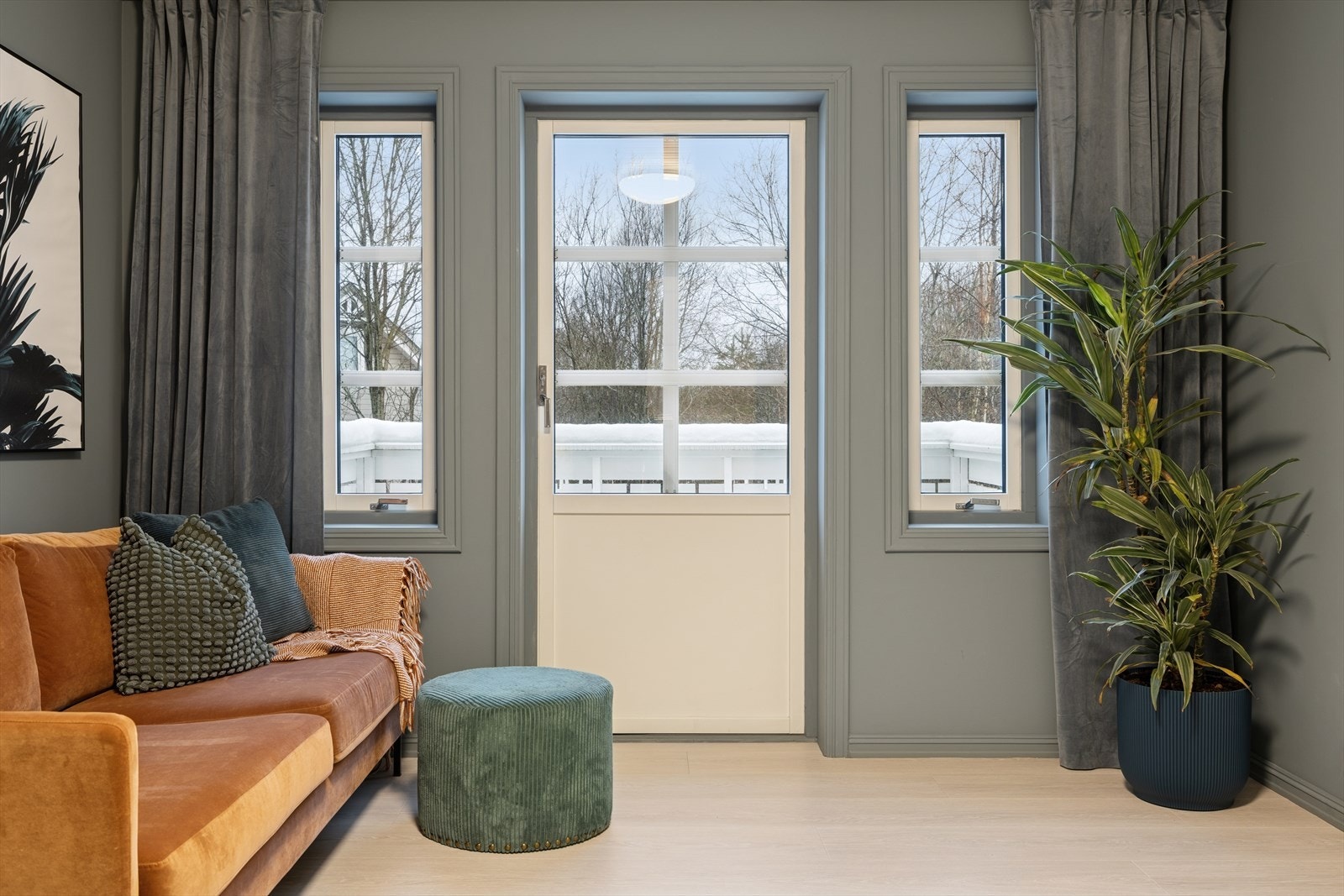 Store vindusflater og balkongdør gir rikelig med naturlig lysinnslipp. Galleribilde