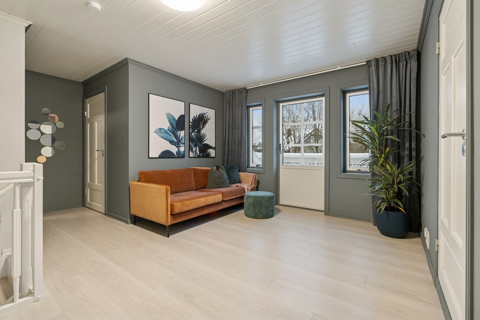 Lys og trivelig loftstue, perfekt som ungdomsavdeling, TV-stue eller et ekstra sosialt rom. Galleribilde