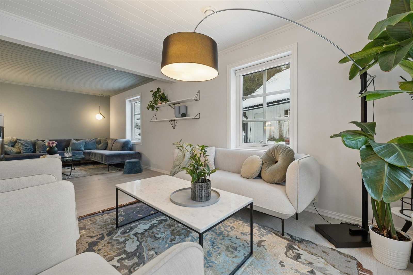 Store vinduer gir rikelig med naturlig lys i oppholdsrommet. Galleribilde