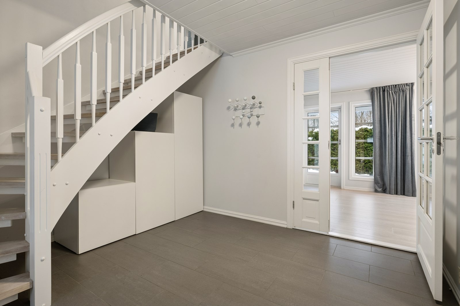 Hallen har god plass til oppbevaring og er belagt med fliser og vannbåren gulvvarme. Galleribilde