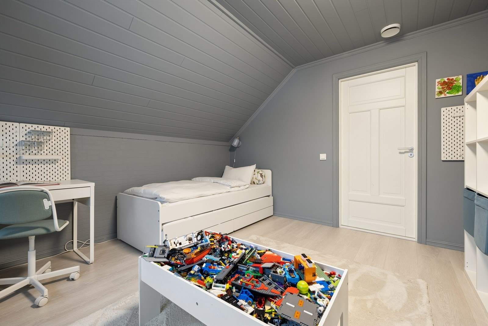 Soverommene kan enkelt tilpasses ulike behov, enten du ønsker kontor, gjesterom eller barnerom, gir planløsningen stor fleksibilitet. Galleribilde