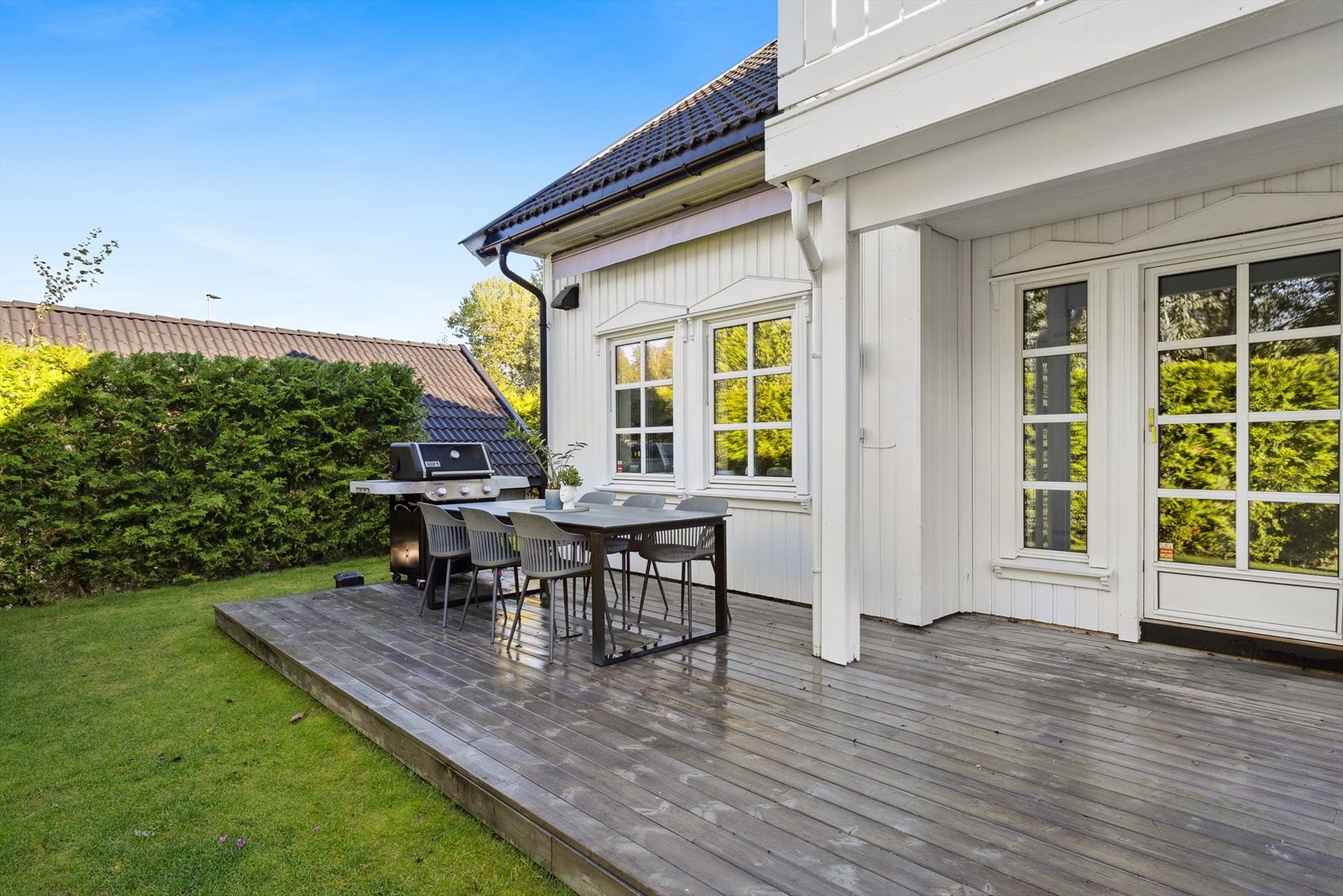 Terrassen på ca. 39 m² har god plass til både sittegruppe, spiseplass og loungemøbler. Galleribilde
