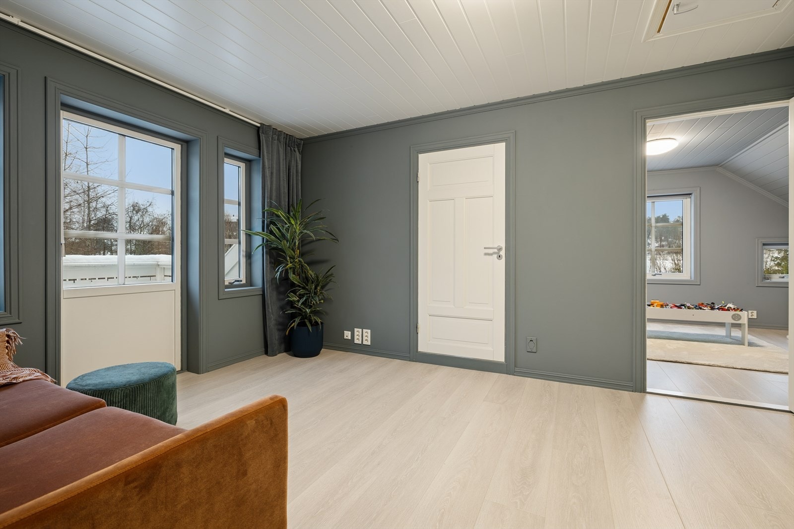 Fra loftstuen er det utgang til en hyggelig veranda på 5 m². Galleribilde