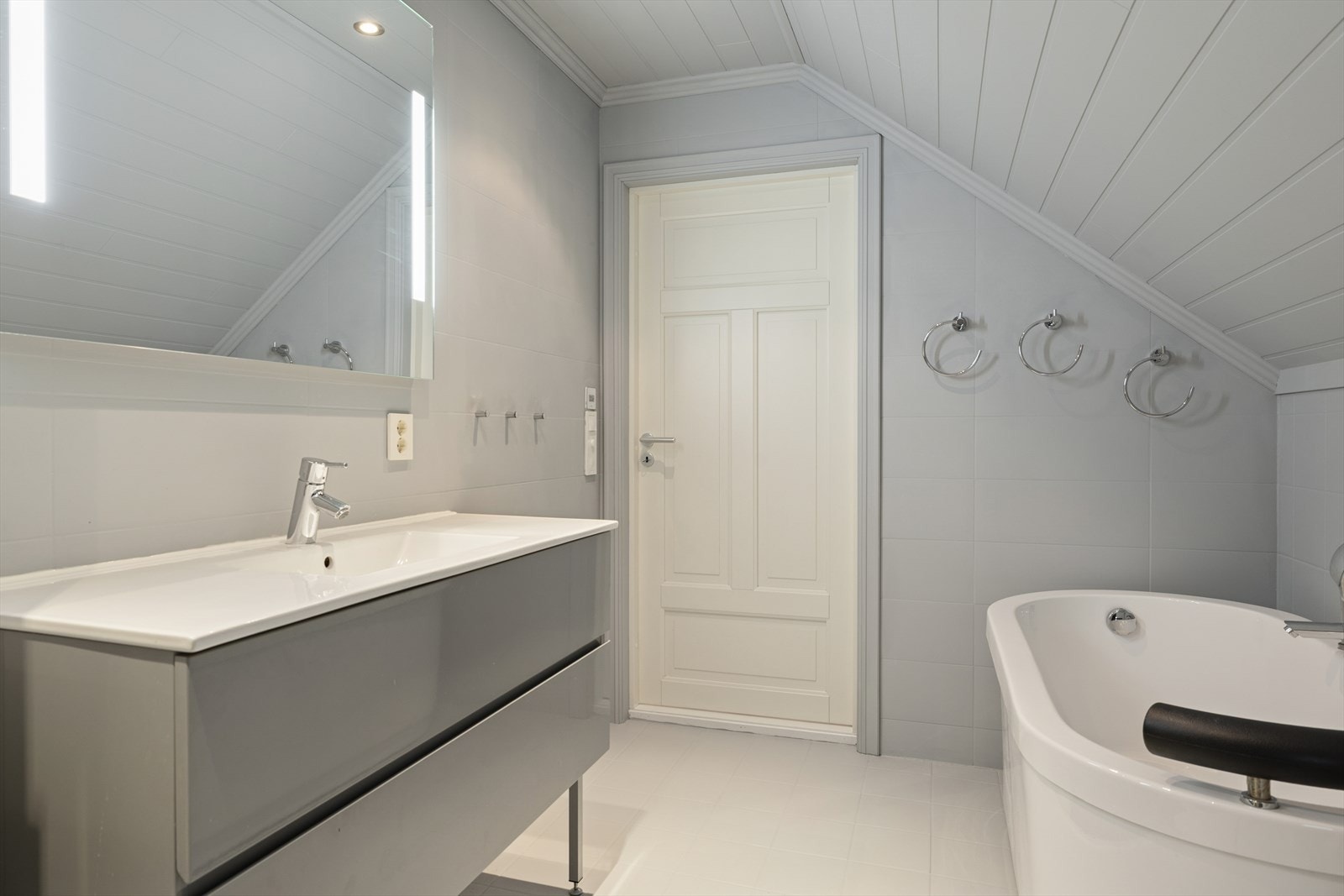 Badet i andre etasje, også fra 2010, har malte flislagte overflater og vannbåren gulvvarme. Galleribilde