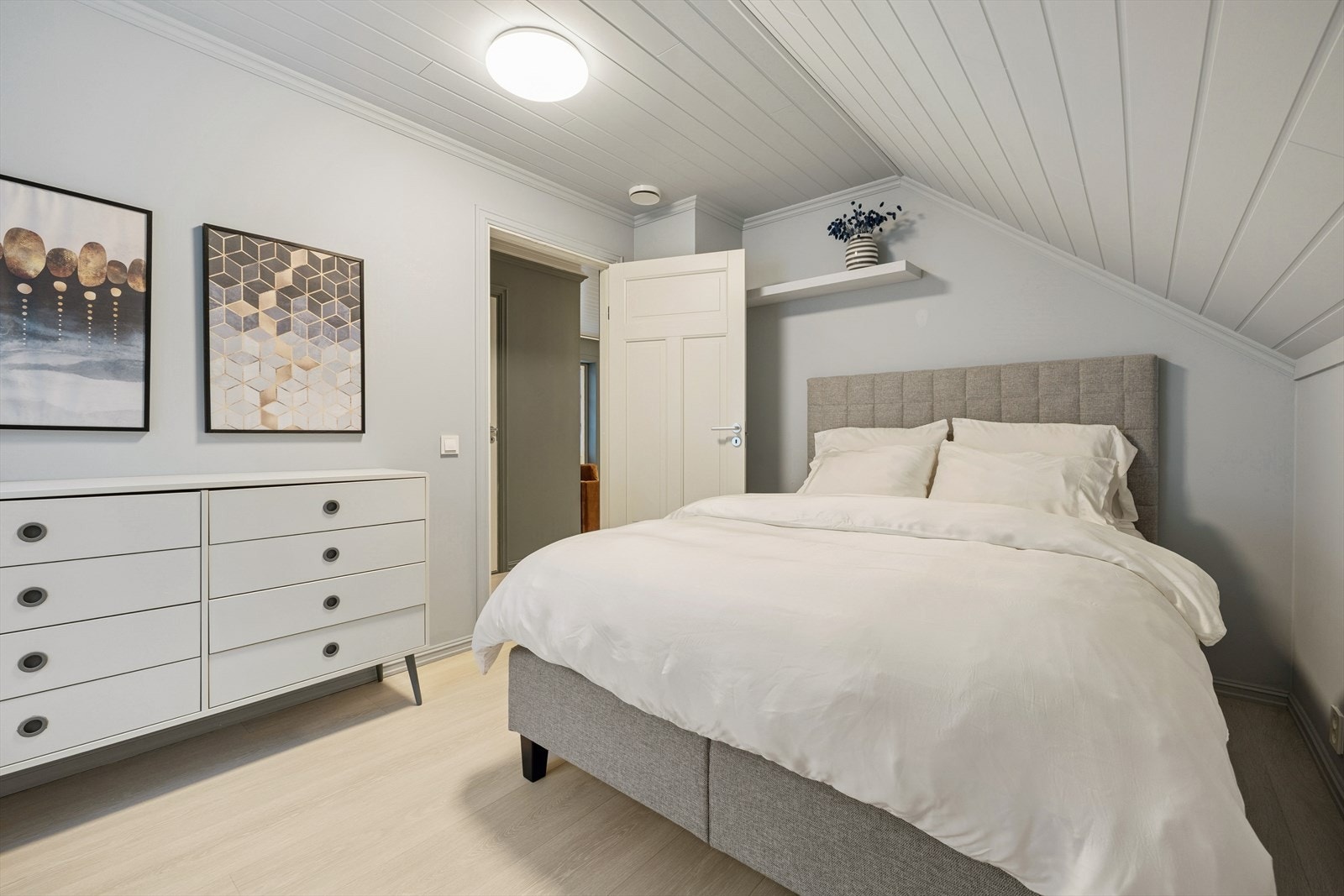 Boligen byr på tre gode soverom, som er samlet i andre etasje. Alle soverom har to vinduer. Galleribilde