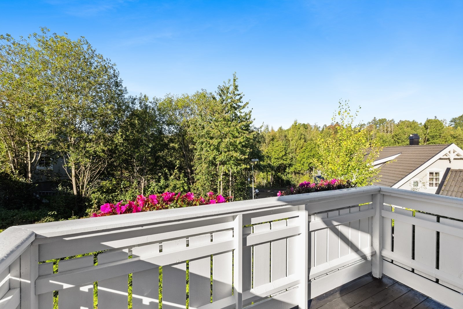 Verandaen byr på utsikt mot frodig grøntområde, perfekt for avslapning. Galleribilde