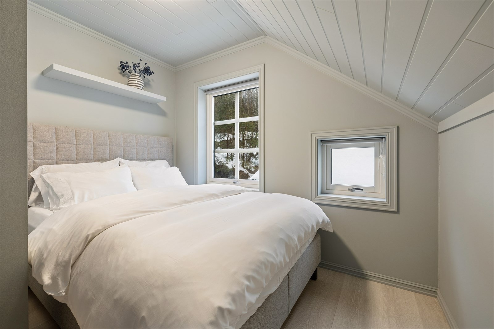 Soverommene har plass til seng, nattbord og annet ønskelig møblement. Galleribilde